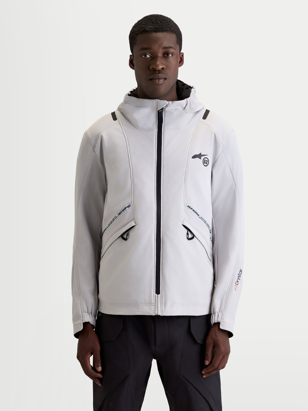 Alpinestars C 5 Drystar Giacca, giacca da moto urbana contemporanea da uomo in grigio chiaro e nero, vista frontale su un modello che indossa abbigliamento da guida con cappuccio integrato