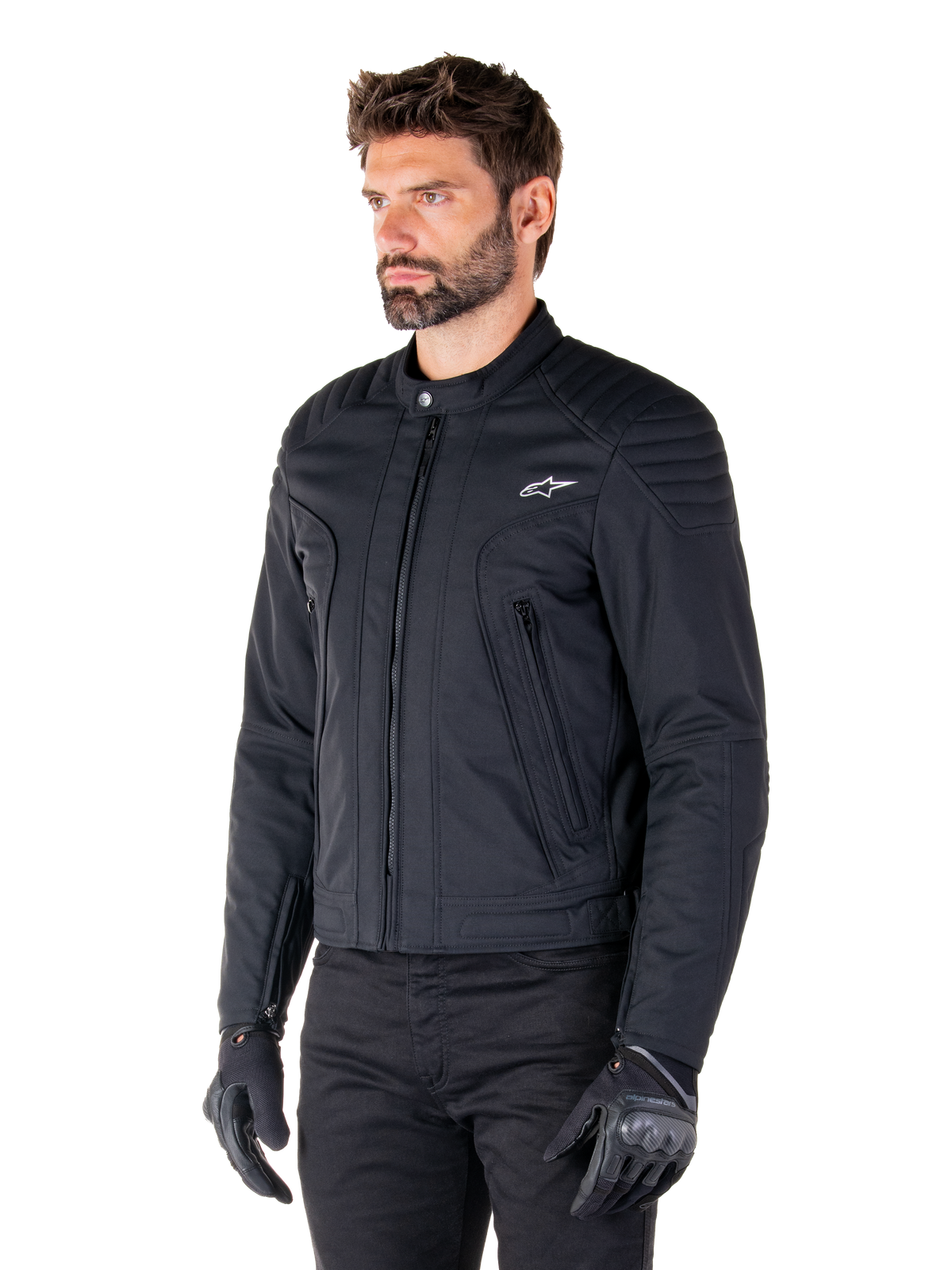Alpinestars Clayton WR Jacket, nero, giacca da moto urbana in tessuto con dettagli trapuntati su spalle e avambracci, design slim-fit, finitura opaca, indossata da un pilota con guanti neri