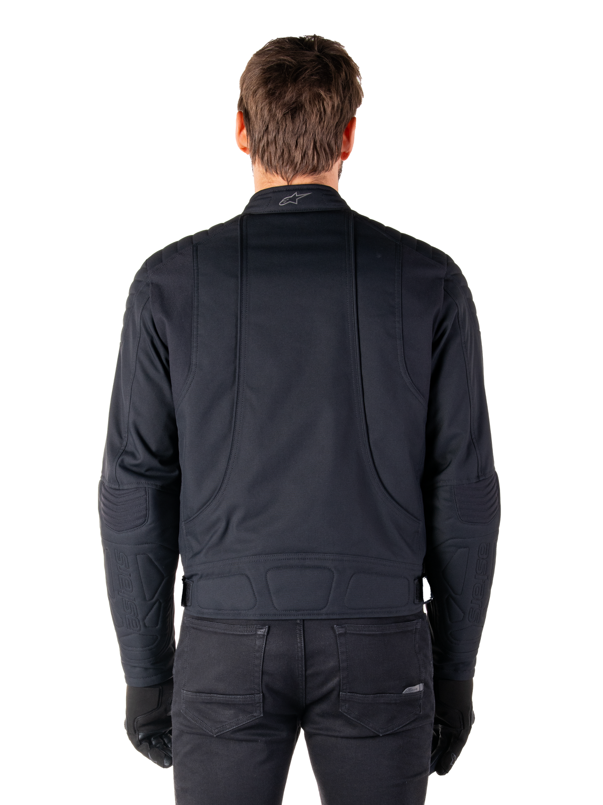 Alpinestars Clayton WR Jacket, Nero, vista posteriore di un uomo che indossa la giacca da moto urbana idrorepellente, con rinforzi trapuntati su spalle e gomiti, linee ergonomiche e finitura opaca