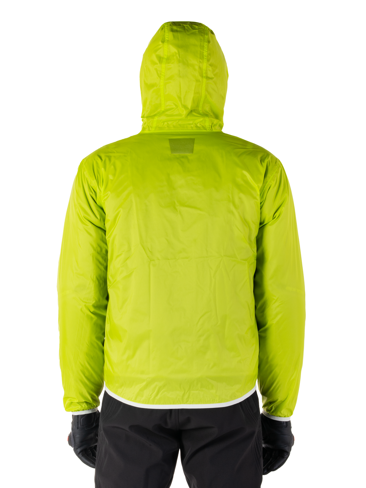 Giacca impermeabile Alpinestars Mohobbs, copertura antipioggia ripiegabile Lime Punch, giacca con cappuccio verde lime brillante, vista posteriore, indossata con pantaloni e guanti neri, streetwear moto impermeabile