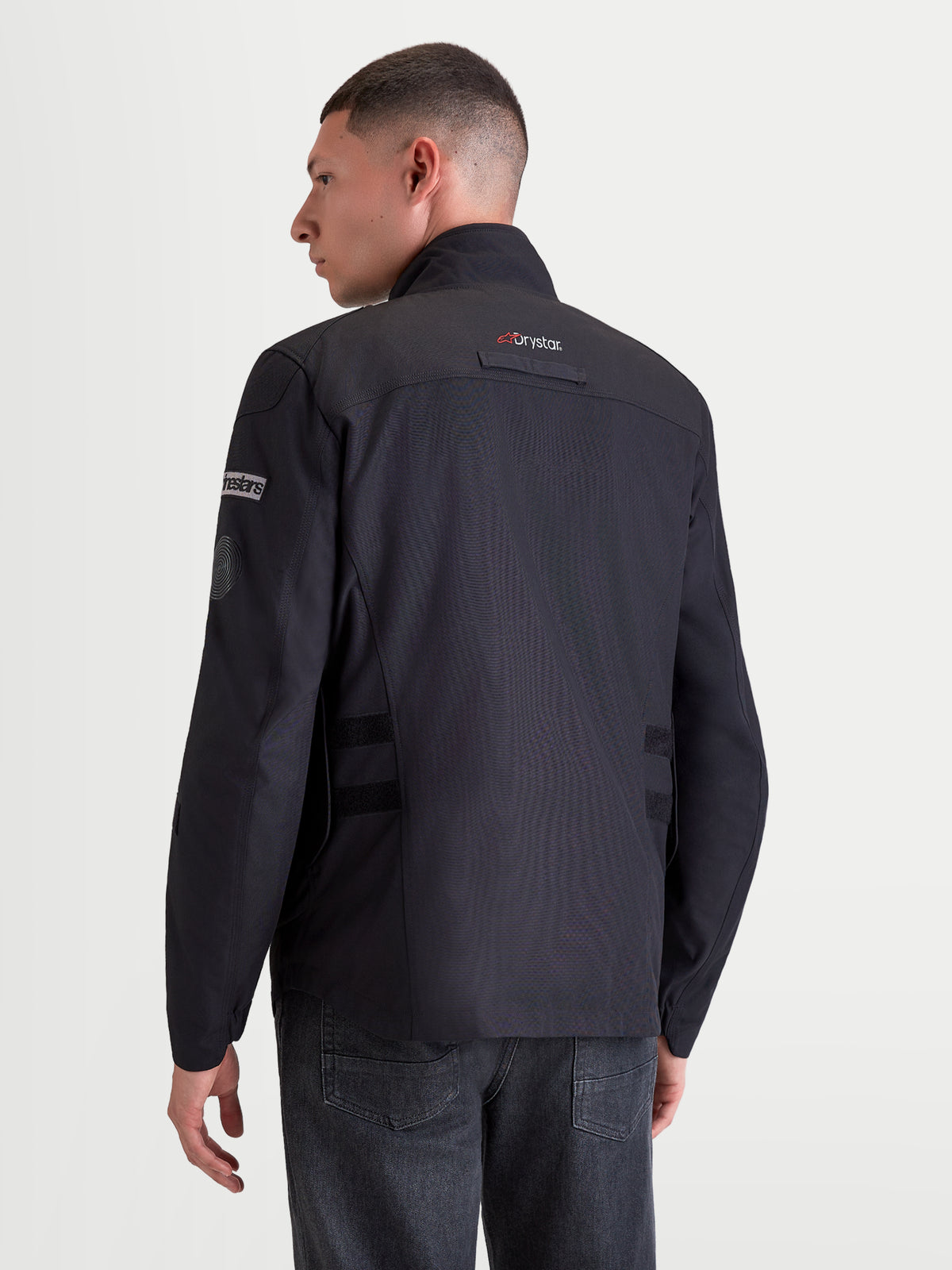 Alpinestars Altan Drystar Giacca, giacca da moto urbana contemporanea da uomo, colore nero, vista posteriore su un modello che indossa la giacca impermeabile con tecnologia Drystar e colletto caldo integrato