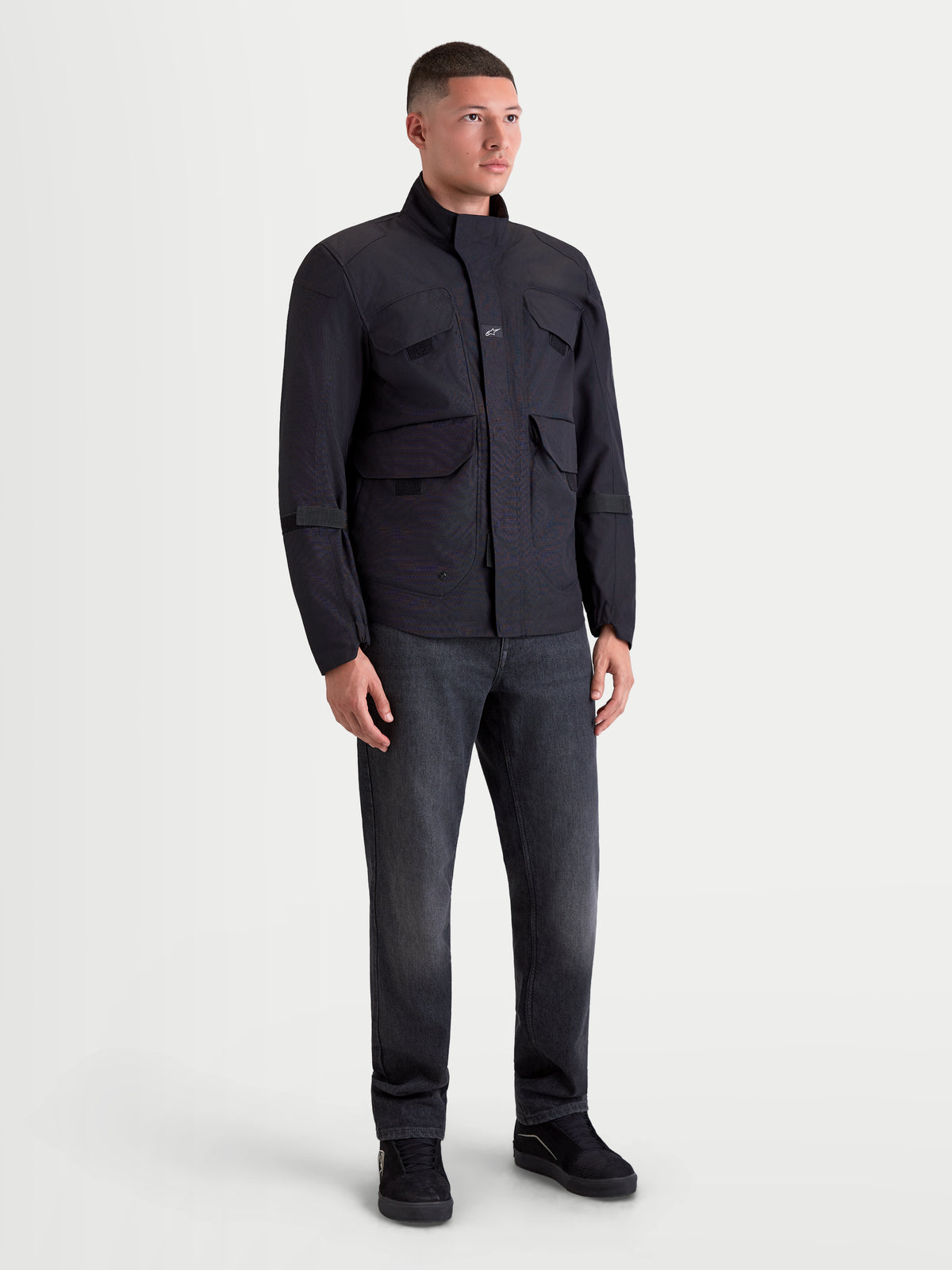 Alpinestars Altan Drystar Giacca, giacca da moto impermeabile da uomo in stile urban contemporary, nero, in stile field-jacket indossata da un modello