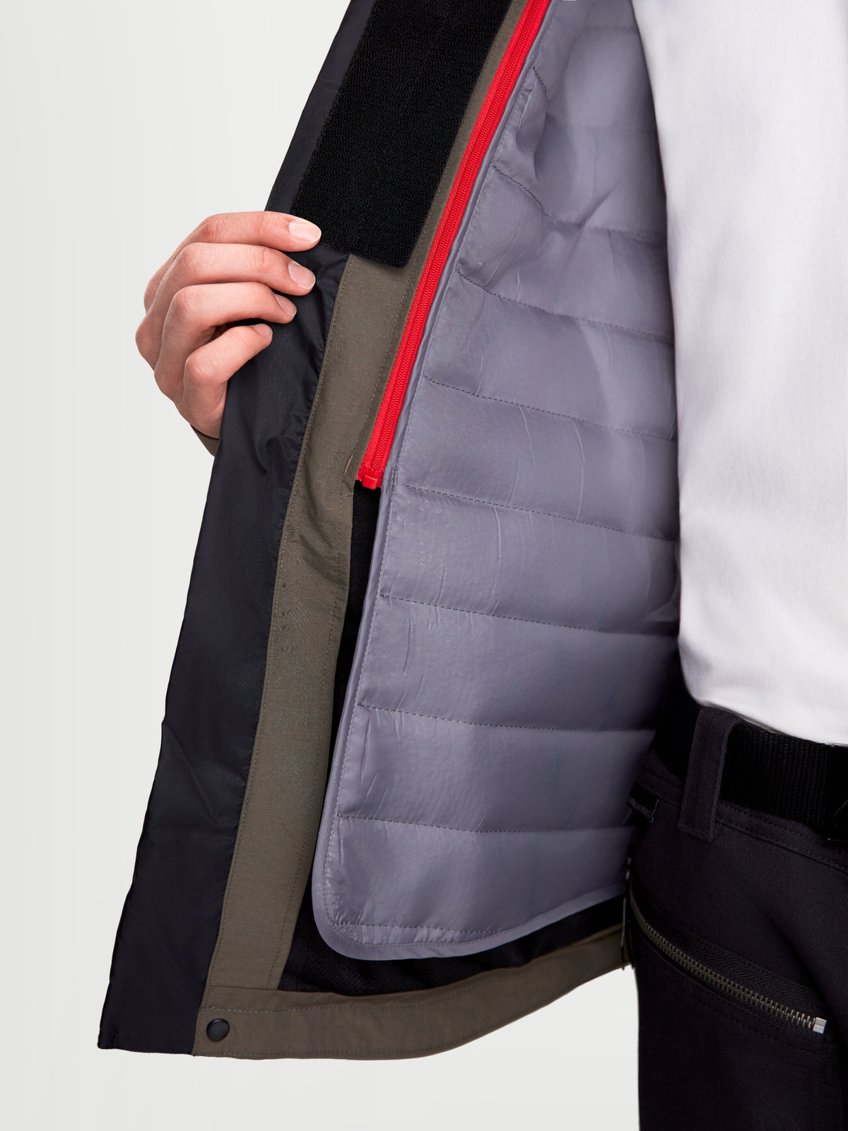 Alpinestars Altan Drystar Giacca, giacca da moto urbana contemporanea da uomo in marrone noce e nero, vista ravvicinata che mostra il gilet termico rimovibile e la costruzione impermeabile