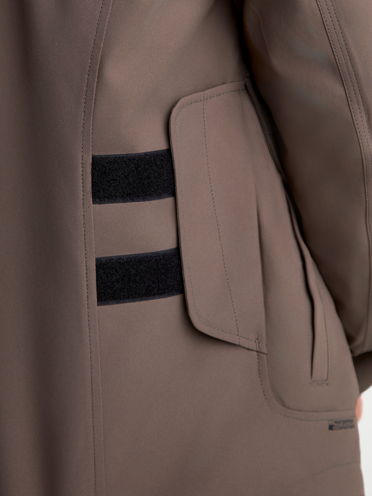 Alpinestars Altan Drystar Giacca, giacca da moto urbana contemporanea da uomo, marrone noce con dettagli neri, vista in primo piano della tasca laterale cargo e delle cinghie di regolazione in vita