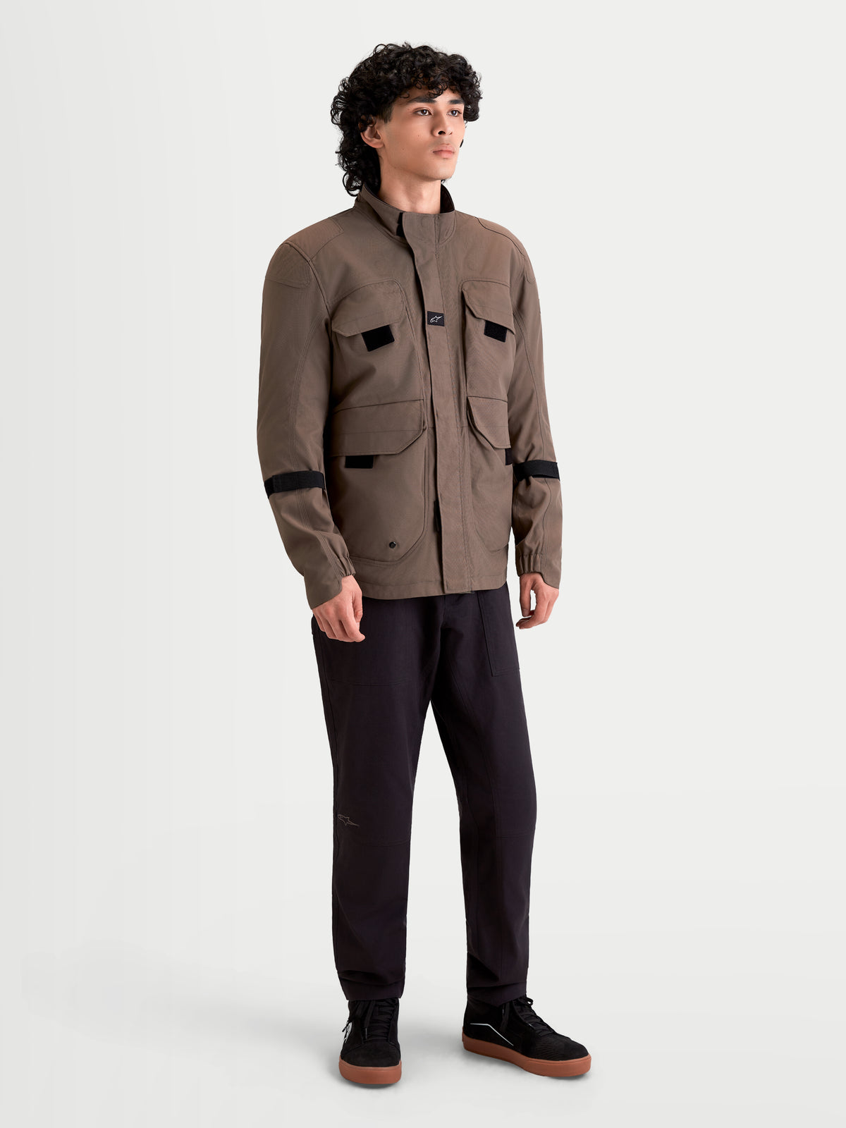 Alpinestars Altan Drystar Giacca, giacca da moto urbana contemporanea da uomo in marrone noce e nero, vista frontale di un modello che indossa la giacca stile field-jacket impermeabile con tasche cargo utility
