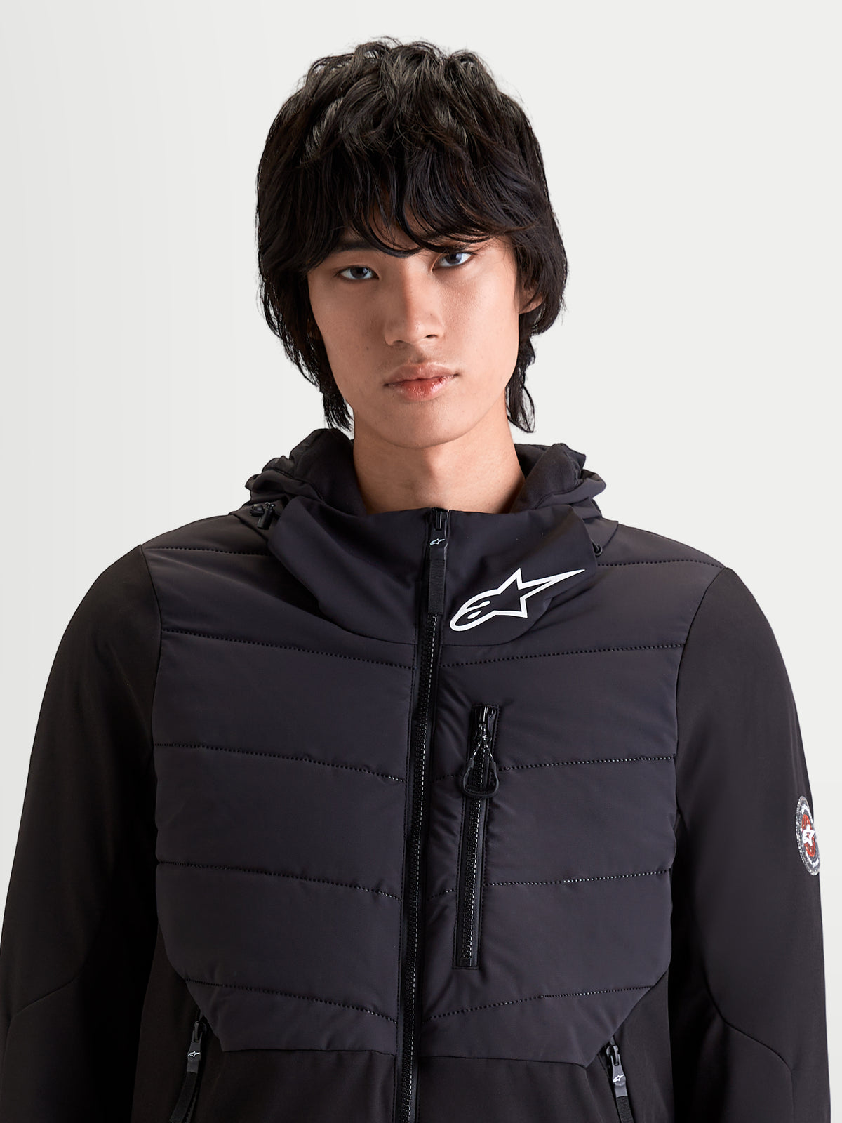 Alpinestars Therma Tech WP Giacca, giacca da moto urbana da uomo, colore nero, vista frontale su un modello con cappuccio integrato e dettagli trapuntati