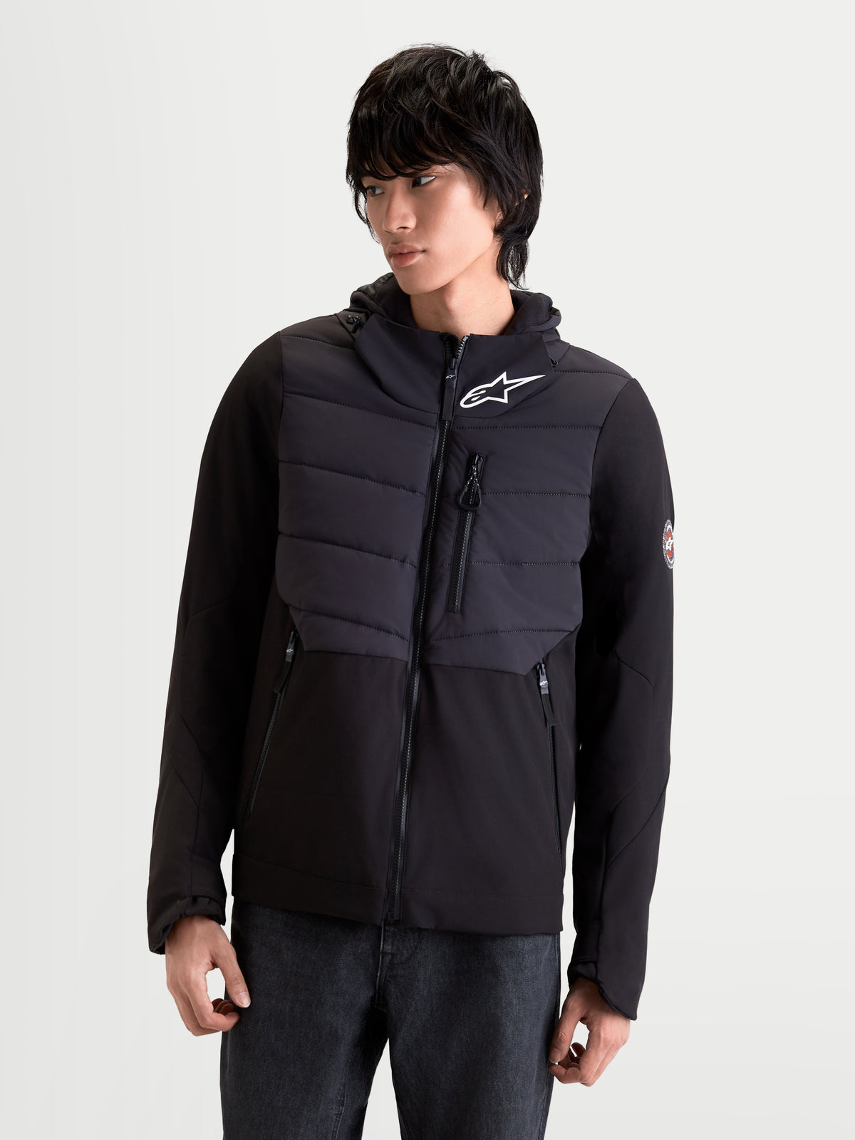 Alpinestars Therma Tech WP Giacca, giacca da moto urbana contemporanea da uomo, colore nero, vista anteriore su un modello che indossa la giacca isolante in tessuto con cappuccio