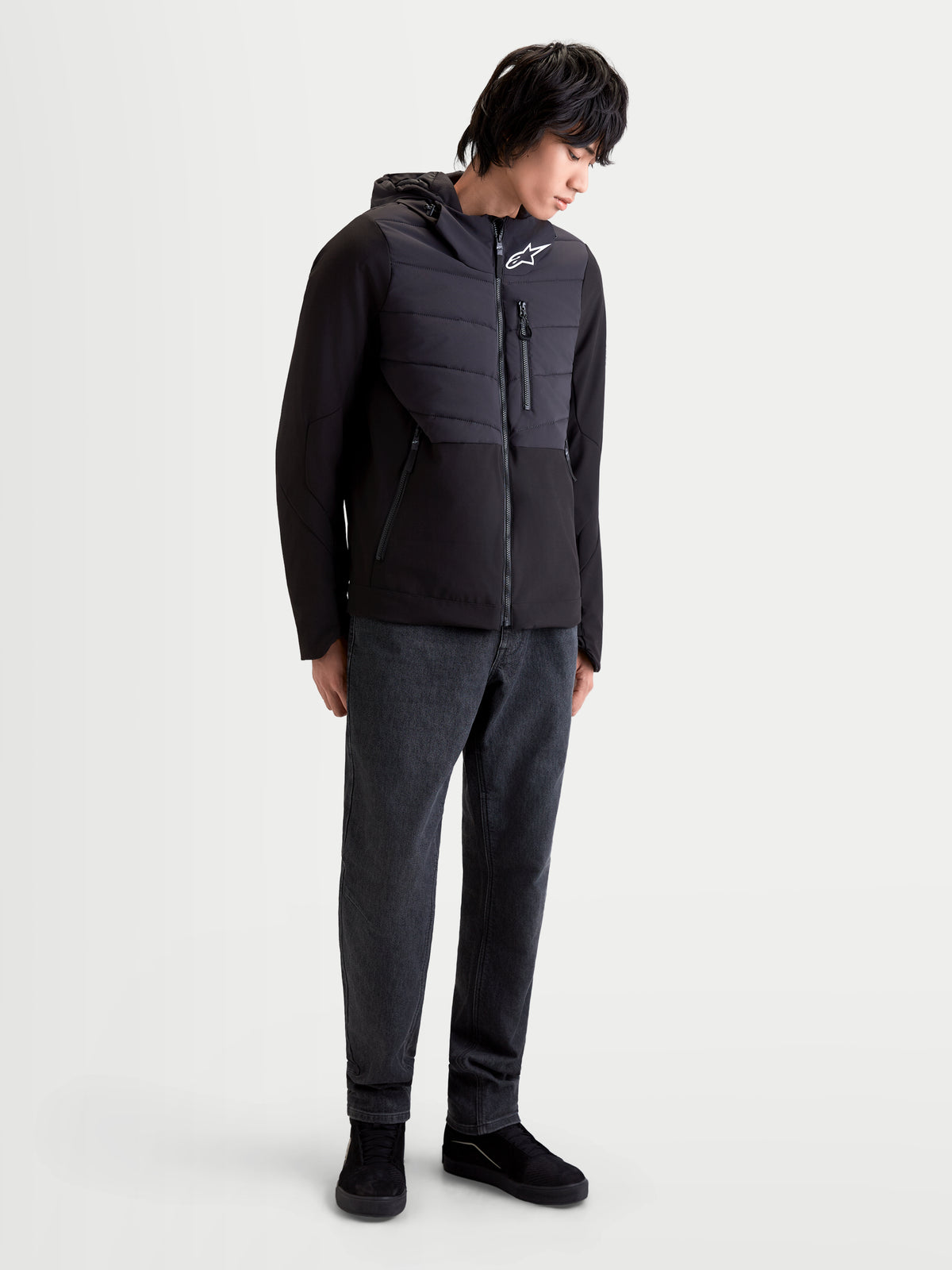 Alpinestars Therma Tech WP Giacca, giacca da moto urbana da uomo, nero, vista anteriore su un modello che indossa la giacca isolata con cappuccio integrato e dettagli termosaldati