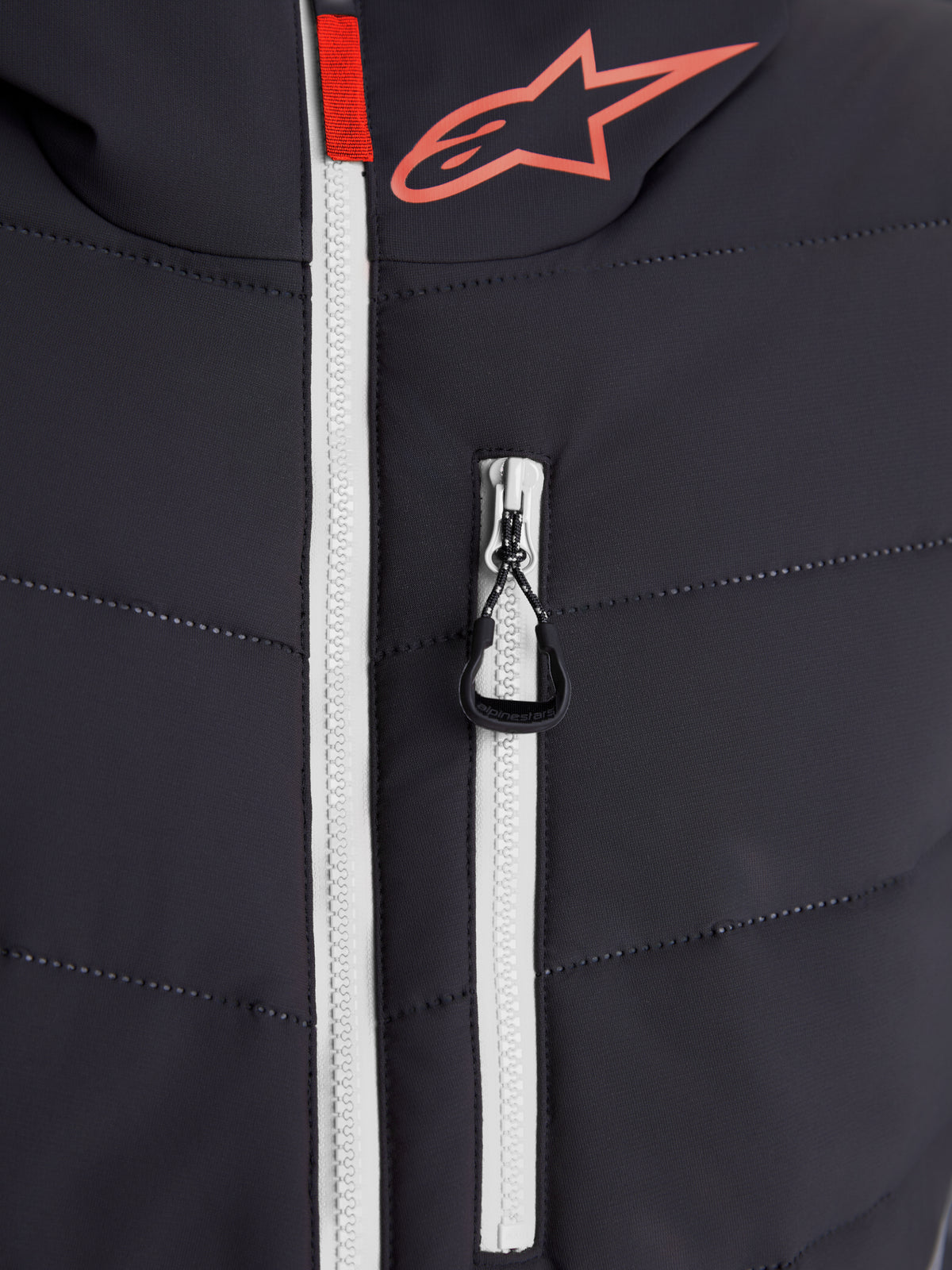 Alpinestars Giacca Therma-Tech Impermeabile, giacca da moto urbana contemporanea, vista ravvicinata dei dettagli con cuciture termosaldate, zip principale bianca impermeabile e logo Alpinestars, nero e grigio scuro con dettagli rossi