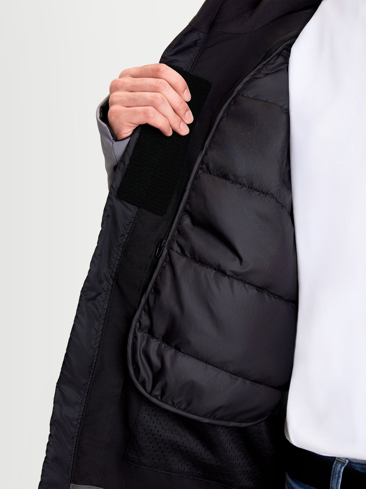 Alpinestars Therma Tech Wp Jk, giacca da moto urbana da uomo, nera e grigia scura, vista ravvicinata che mostra la fodera termica interna trapuntata e le finiture