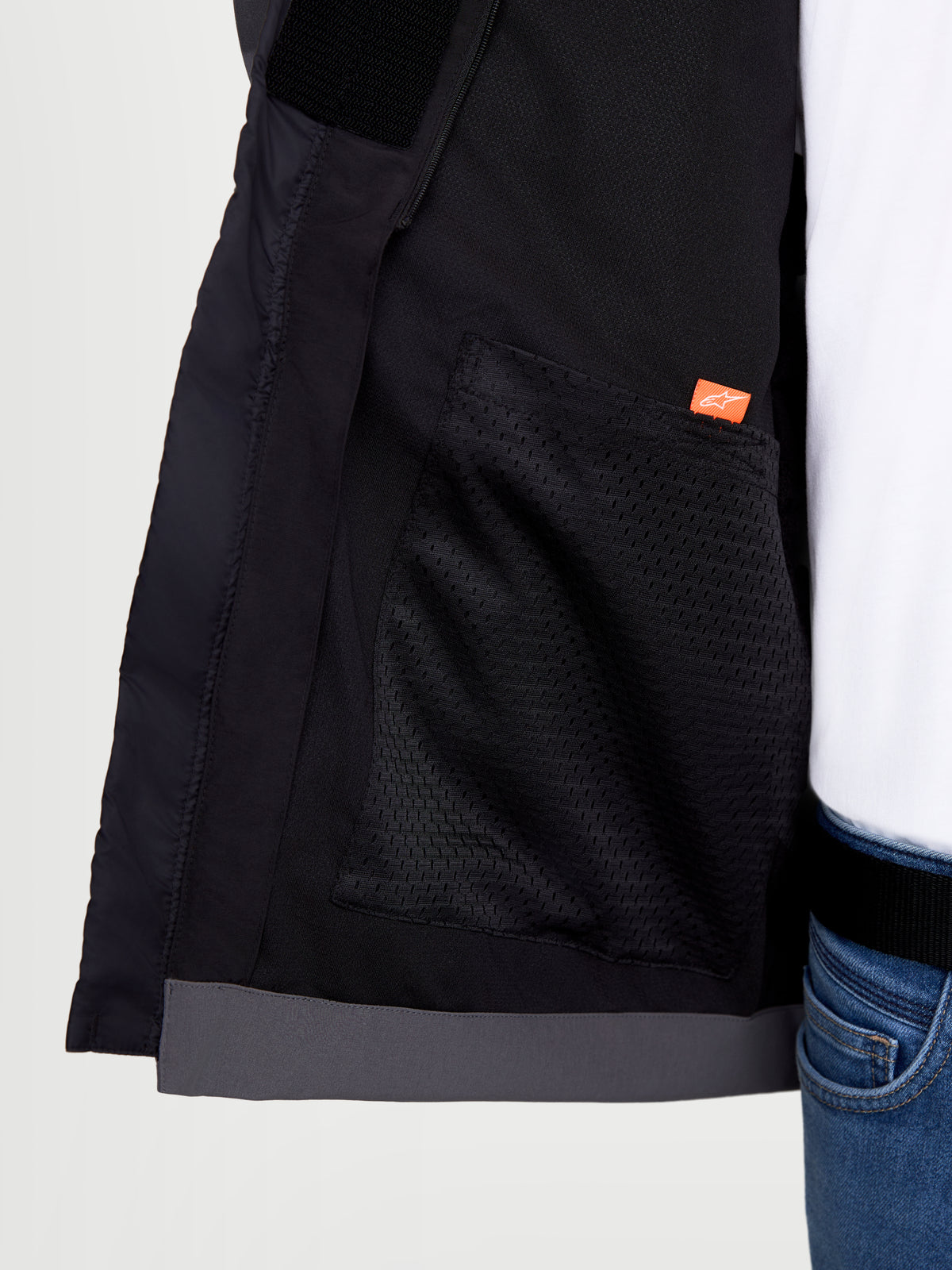 Alpinestars Therma Tech Wp Jk, giacca da moto urbana, vista ravvicinata dell'interno che mostra la tasca in rete e il dettaglio del logo del marchio, nero e grigio scuro