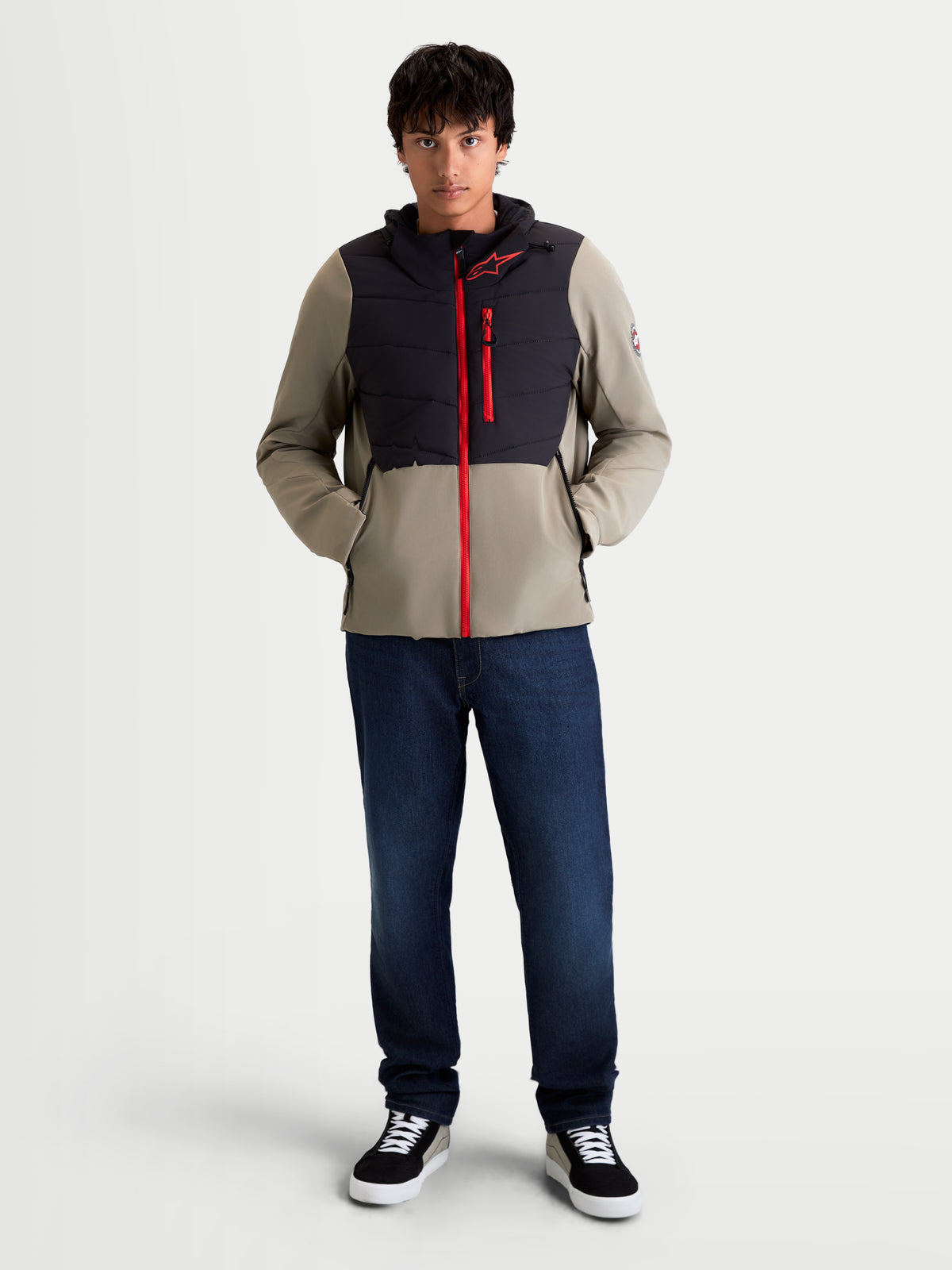 Alpinestars Therma Tech Wp Giacca, giacca da moto urbana contemporanea da uomo in nero e marrone, vista frontale di un modello che indossa la giacca isolante con cerniera frontale rossa e costruzione imbottita sul petto