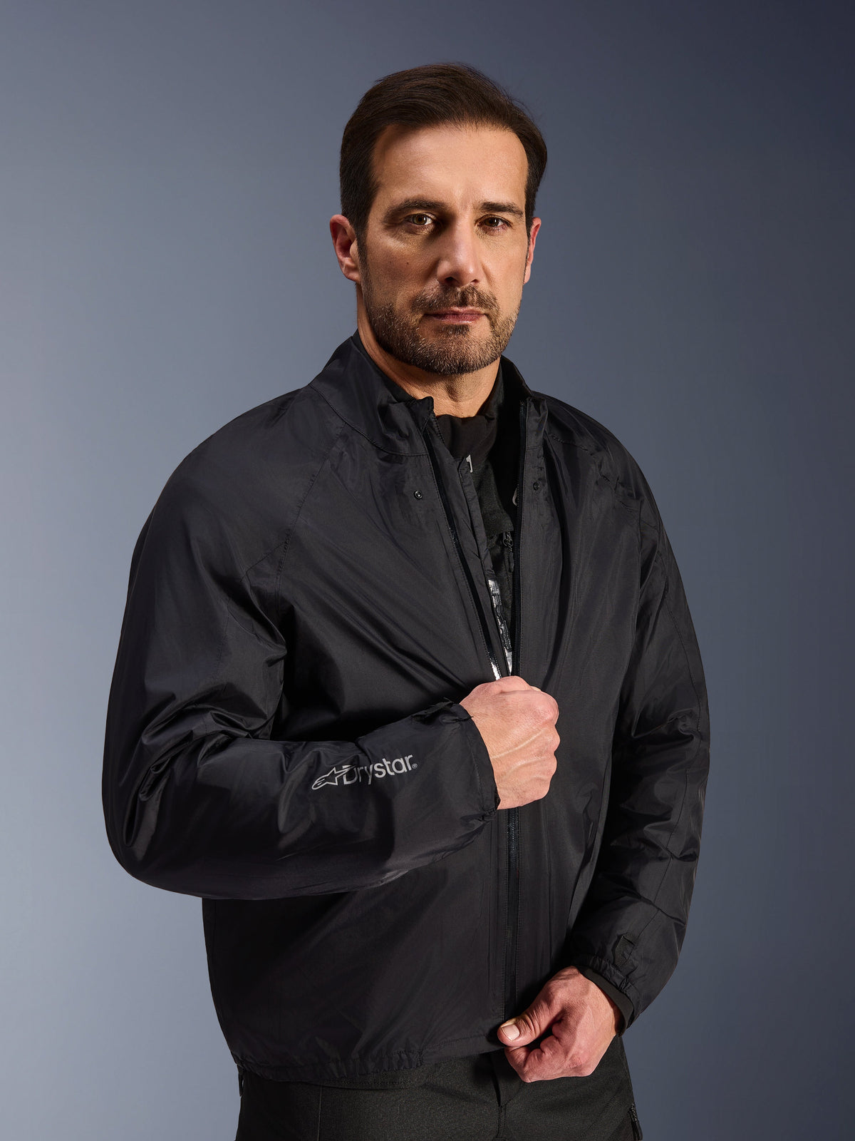 Alpinestars giacca Cusco Drystar®, giacca adventure touring nera da uomo, impermeabile, indossata da un modello.