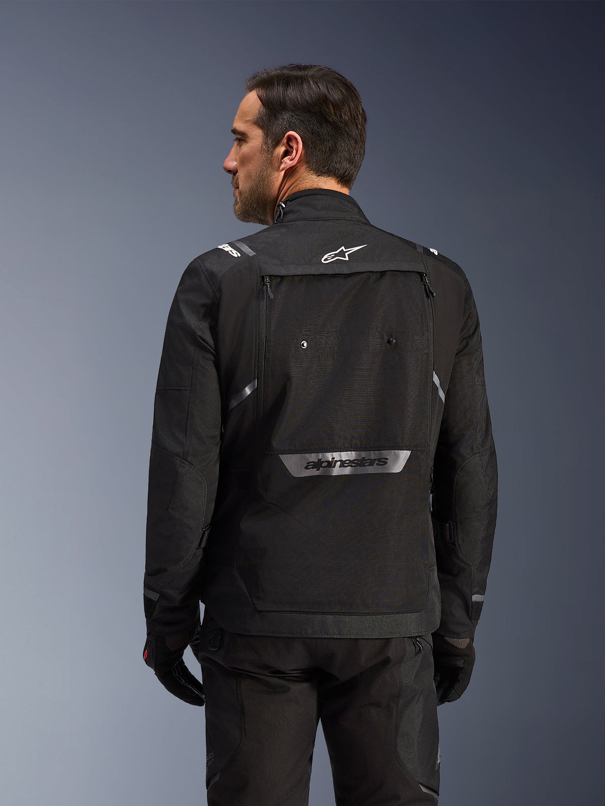 Alpinestars giacca Cusco Drystar®, giacca da moto touring per uomo, nera, vista posteriore con loghi riflettenti.