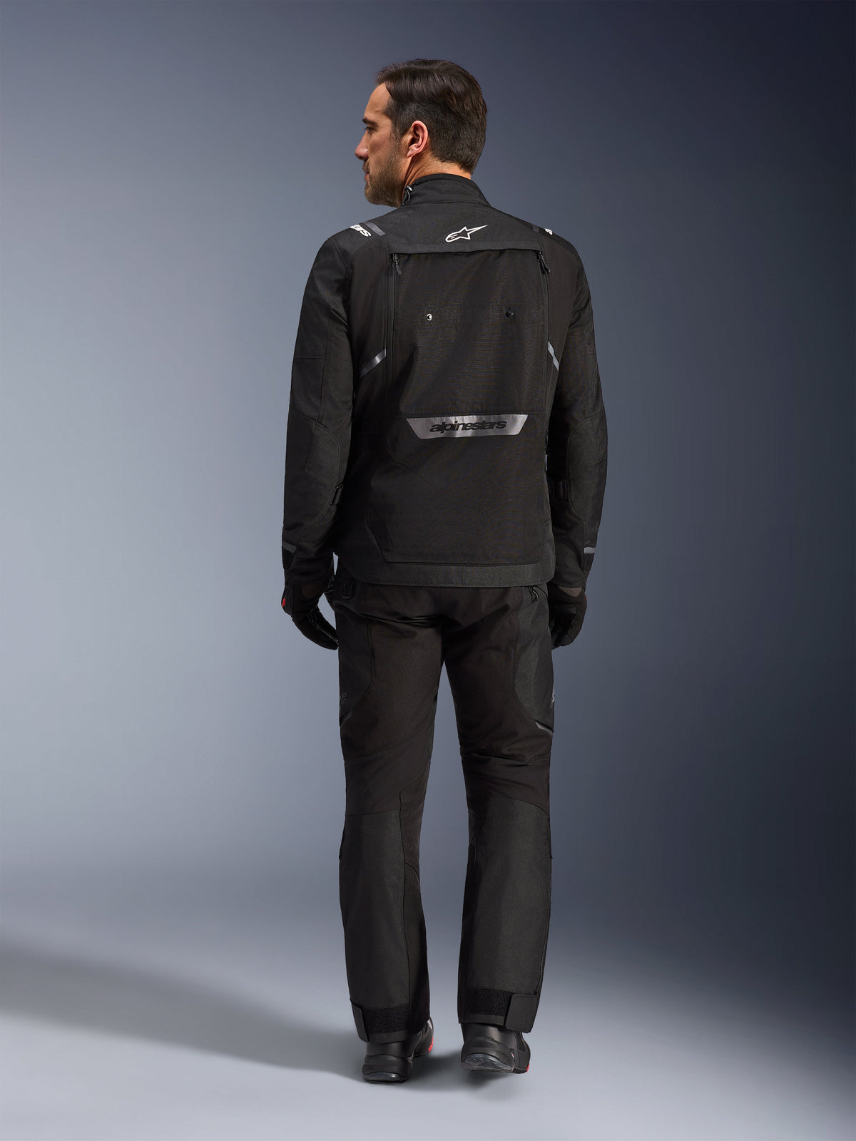 Alpinestars Giacca Cusco Drystar®, giacca da moto adventure touring da uomo, nera, in tessuto ripstop con dettagli riflettenti, vista posteriore.