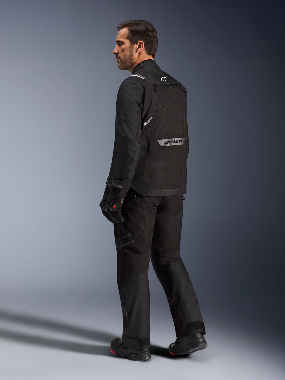 Alpinestars giacca Cusco Drystar®, giacca da moto adventure touring da uomo, nera, in tessuto ripstop impermeabile, branding riflettente sulla schiena, vista posteriore