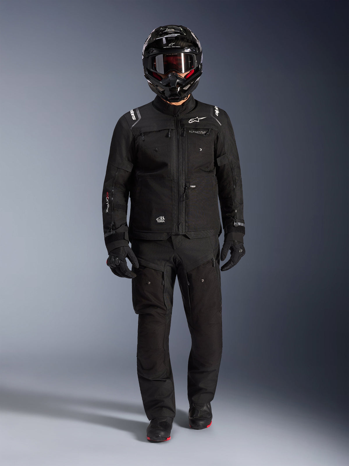 Giacca Alpinestars Cusco Drystar®, giacca da moto adventure touring da uomo nera in ripstop, con pantaloni e casco.