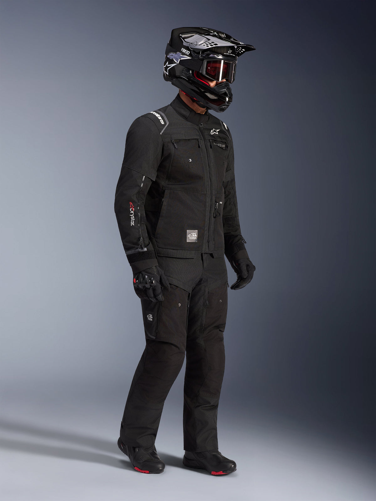 Alpinestars Giacca Cusco Drystar®, giacca da moto adventure touring nera da uomo, Tech-Air® ready, indossata con casco.