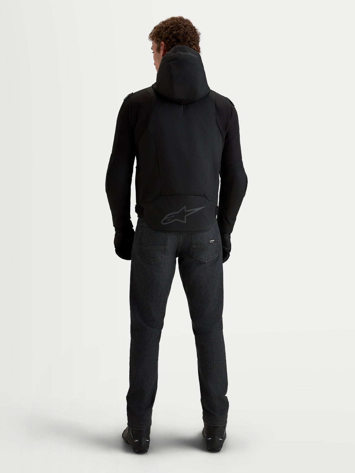Alpinestars Zaca V2 Waterproof Giacca, giacca da moto impermeabile da uomo in nero, vista posteriore con cappuccio integrato e logo Alpinestars tono su tono