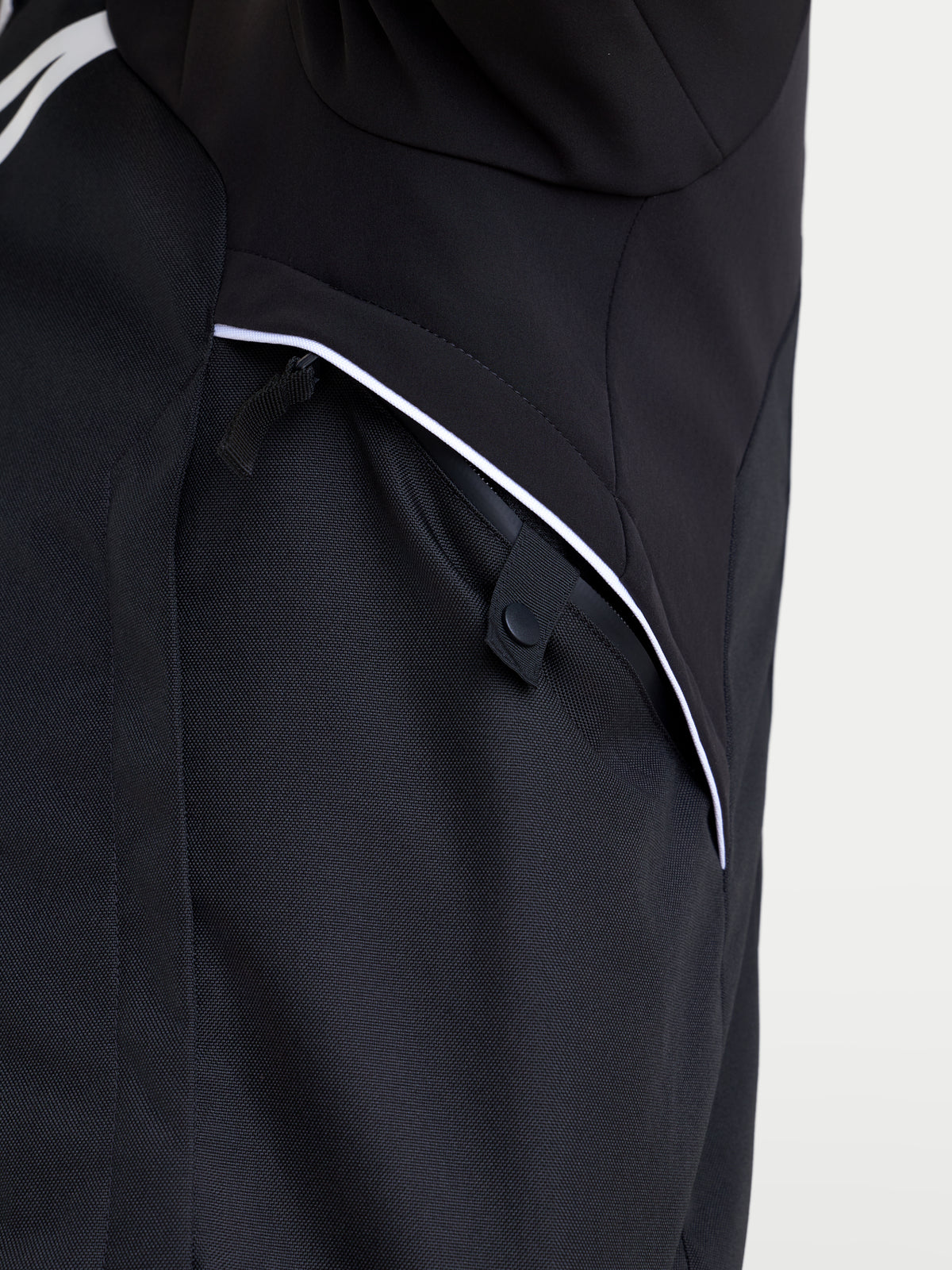 Alpinestars Zaca V 2 Waterproof Giacca, giacca da moto impermeabile, nero e bianco, dettaglio in primo piano della tasca con zip e della struttura in tessuto