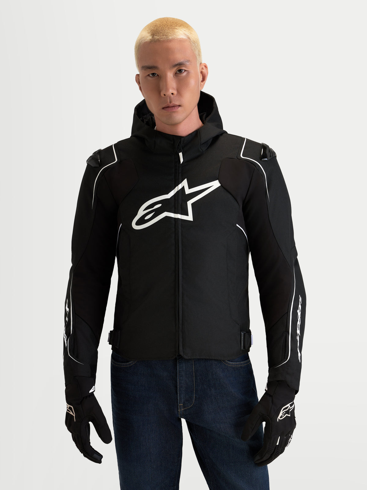 Alpinestars Zaca V 2 Waterproof Giacca, giacca da moto impermeabile da uomo, nero e bianco, con cappuccio integrato e protezioni spalle, indossata da un modello