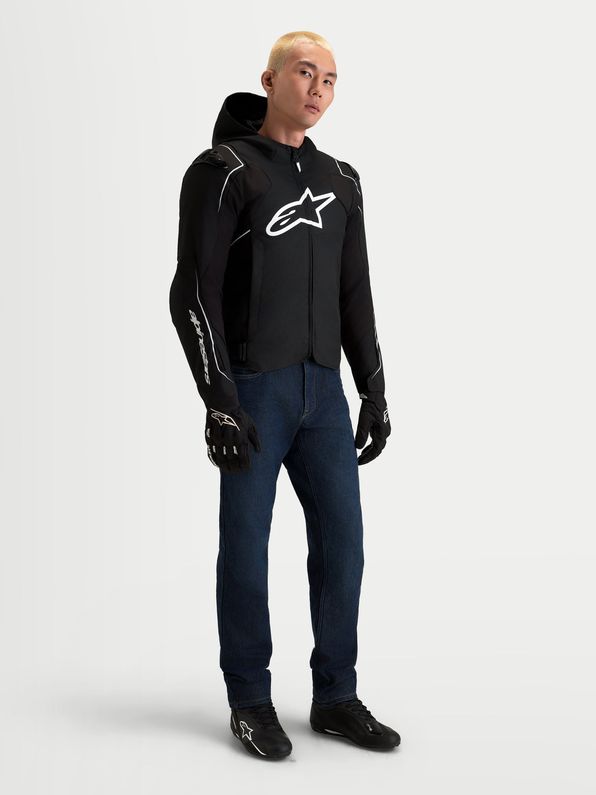 Alpinestars Zaca V 2 Waterproof Giacca, giacca da moto impermeabile da uomo, nero e bianco, indossata da un modello con protezioni spalle DFS e struttura in tessuto impermeabile