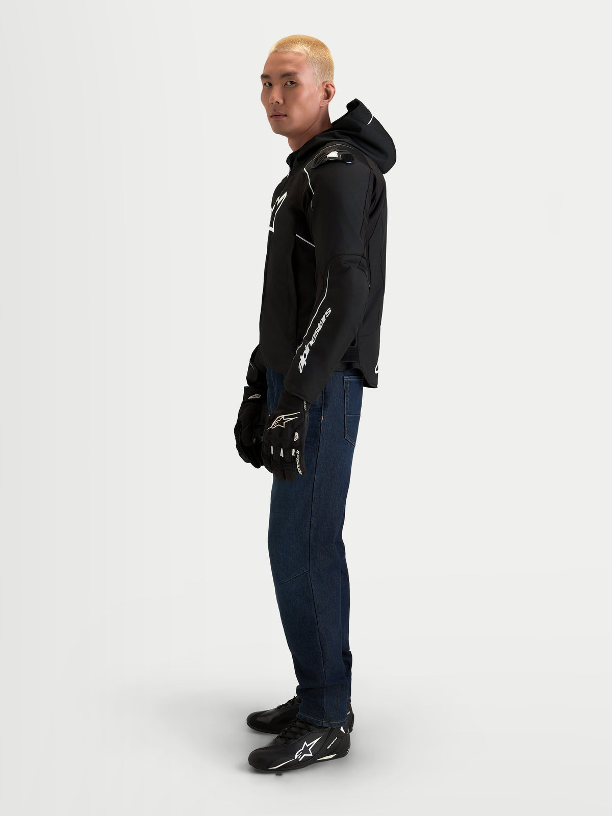 Alpinestars Zaca V 2 Waterproof Giacca, giacca da moto impermeabile in tessuto da uomo, nero e bianco, indossata da un modello in vista di profilo