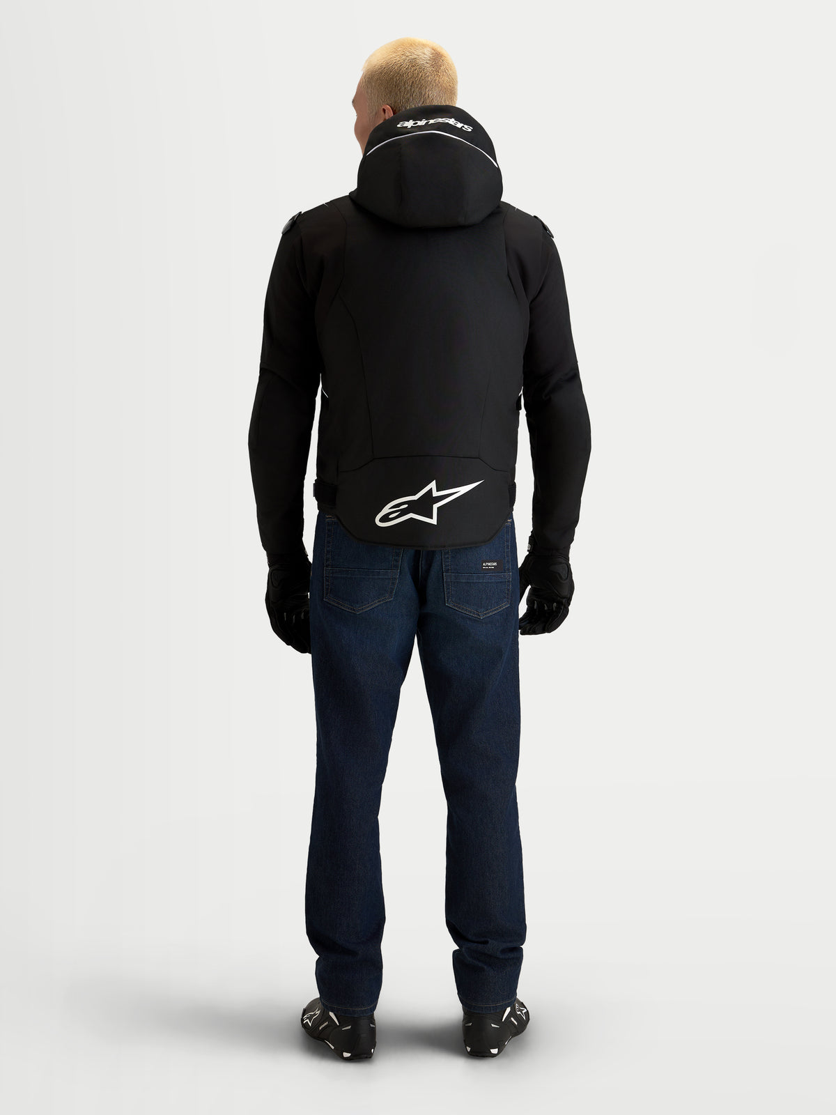 Alpinestars Zaca V2 Waterproof Giacca, giacca da moto impermeabile da uomo, nero e bianco, vista posteriore con cappuccio integrato e logo Astar sul fondo