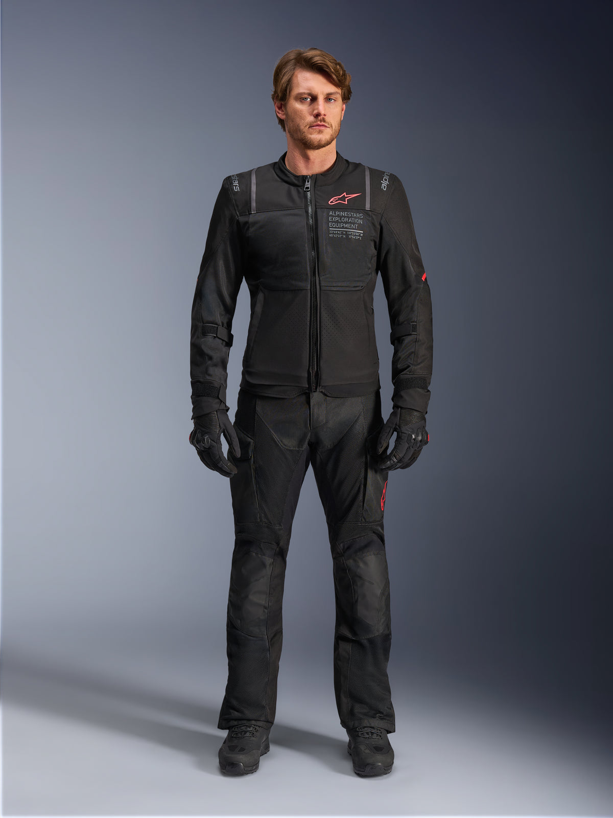 Alpinestars giacca ST-2 Air, giacca da moto adventure touring da uomo, nera, in tessuto e mesh, vista frontale sul modello.