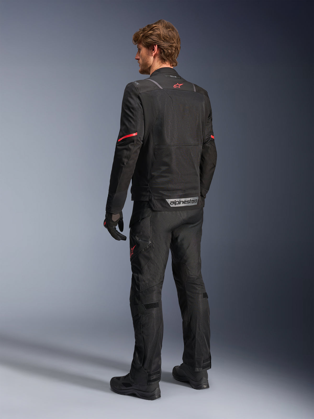 Alpinestars Giacca ST-2 Air, giacca da moto adventure touring nera da uomo, pannelli in rete, logo rosso, vista posteriore.