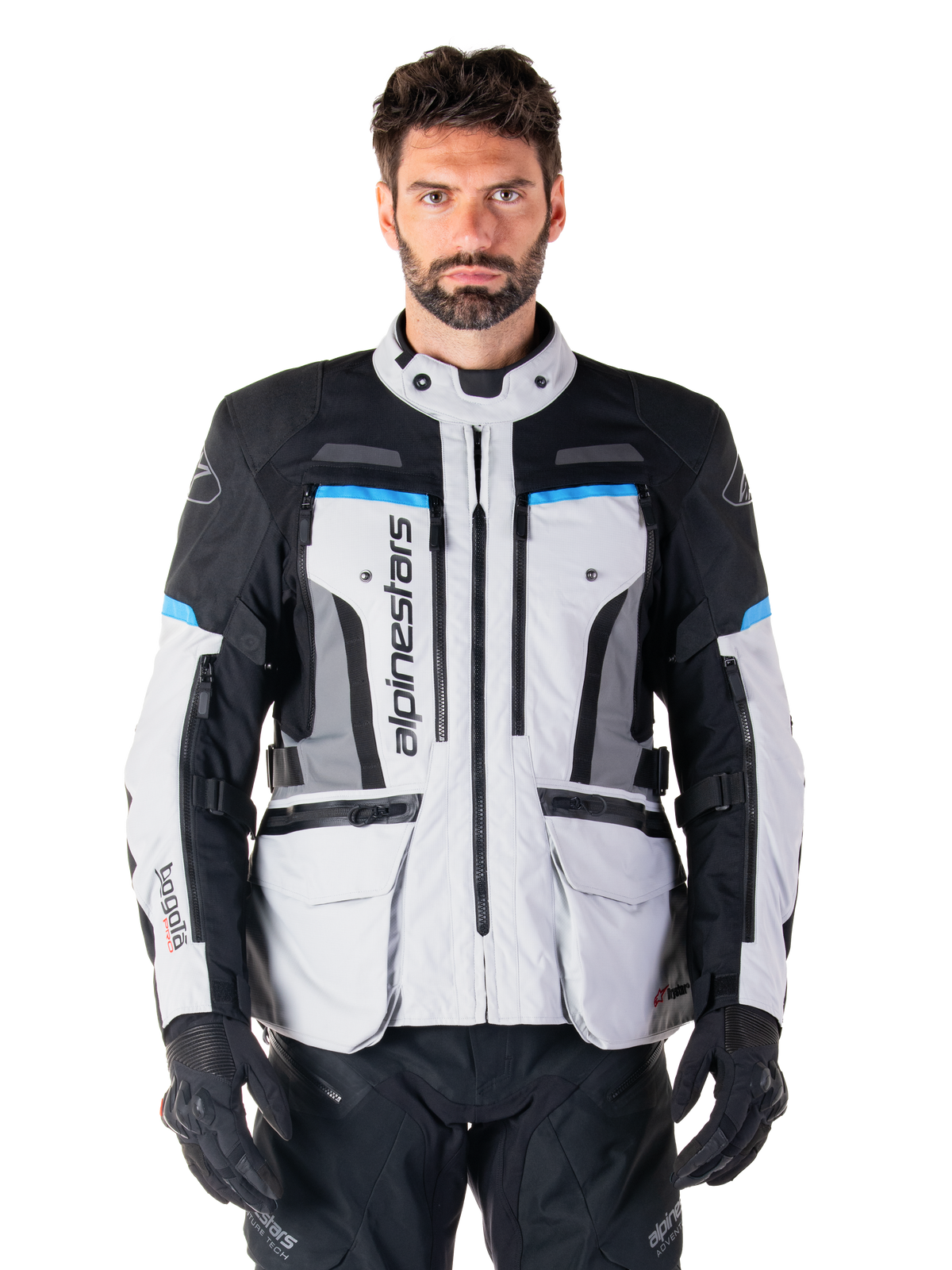 Alpinestars Giacca Bogotá Pro Drystar, giacca da moto adventure touring da uomo, impermeabile, grigio ghiaccio, nero e ciano, indossata da un modello.