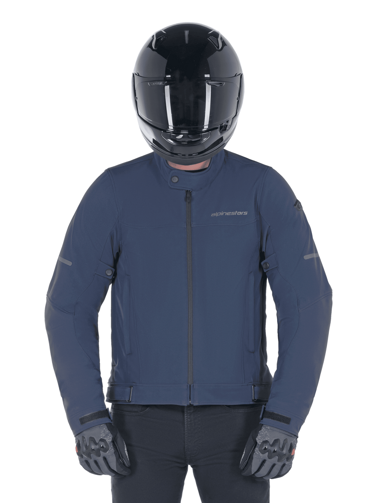 Giacca Alpinestars Husker Waterproof, Night Navy, giacca da moto urbana indossata con casco integrale nero e guanti grigi, caratterizzata da esterno in softshell tecnico e branding discreto