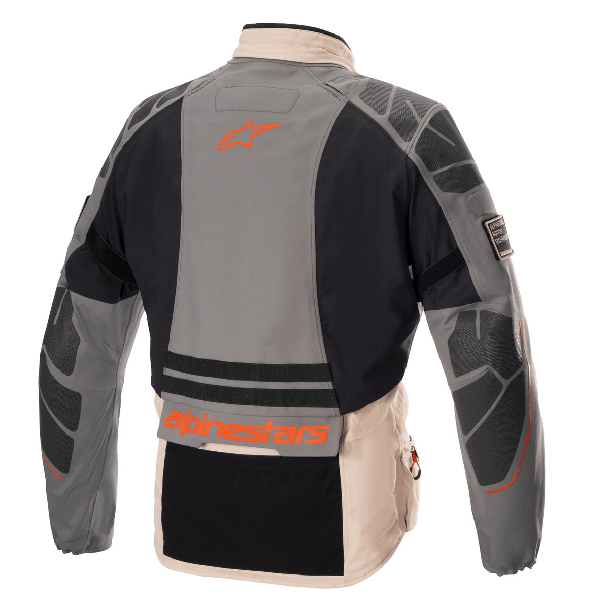 Giacca Alpinestars AMT-10R Drystar® XF, giacca da moto adventure, Fur Gray, Pale Brown e Spicy Orange, vista posteriore con rinforzi protettivi su spalle e gomiti, logo e marchio Alpinestars arancioni, design modulare in tessuto per ogni condizione atmosferica