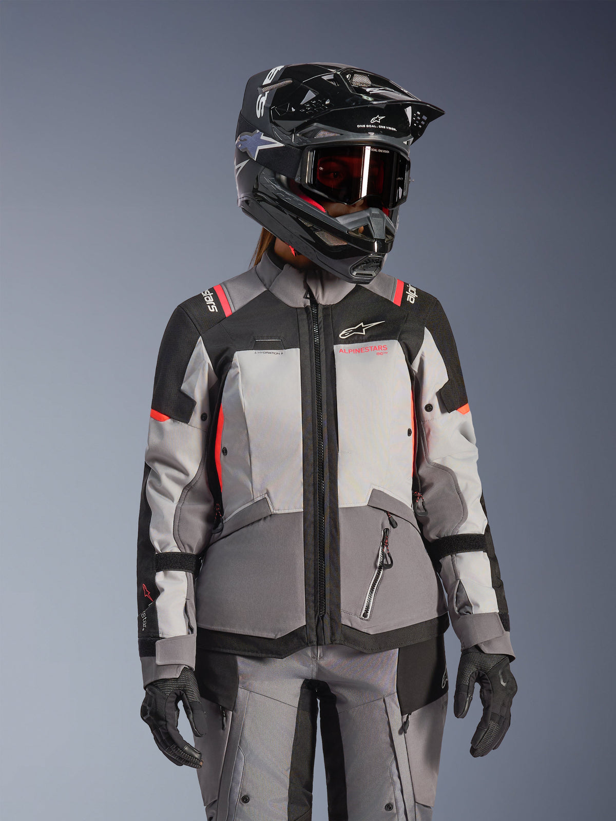 Alpinestars Giacca Stella Andes V4 Drystar®, giacca da moto touring da donna, grigio e nero con inserti corallo fluo, impermeabile e traspirante.