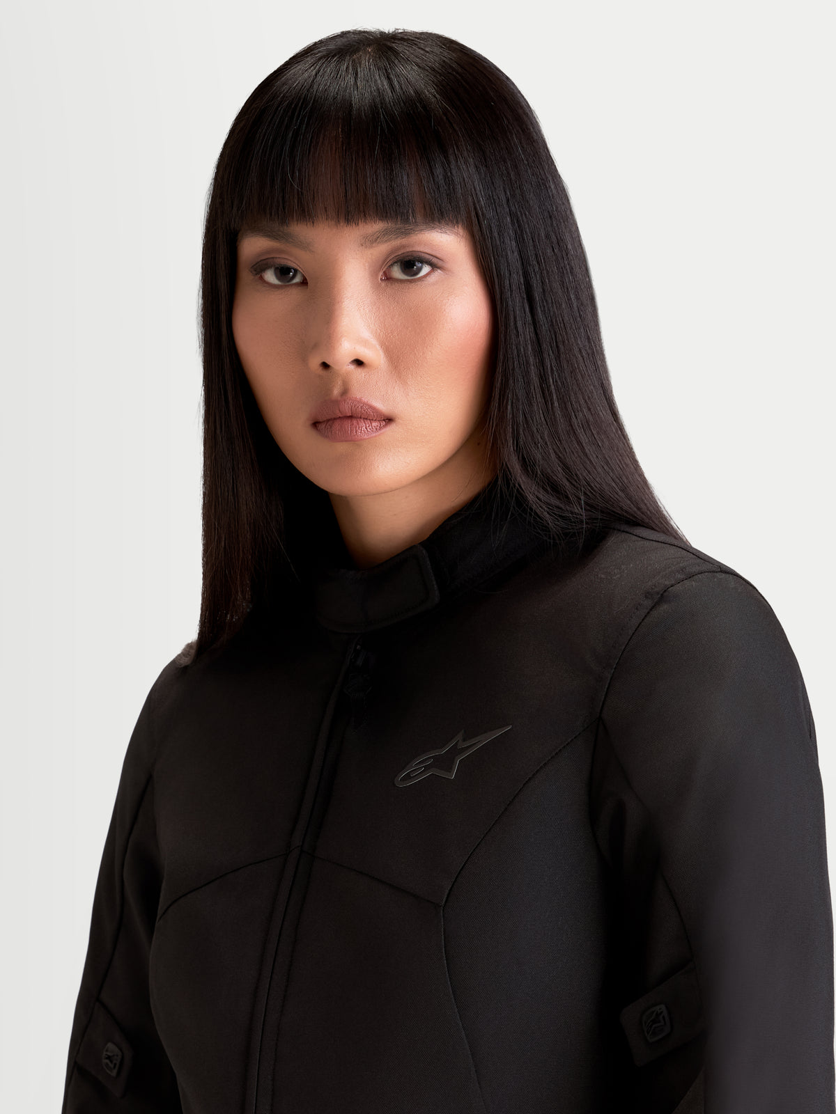 Alpinestars Stella C-1 Waterproof Giacca, giacca da moto urbana in tessuto da donna, nero, primo piano che mostra il morbido colletto interno e la struttura in polyfabric indossata da una modella
