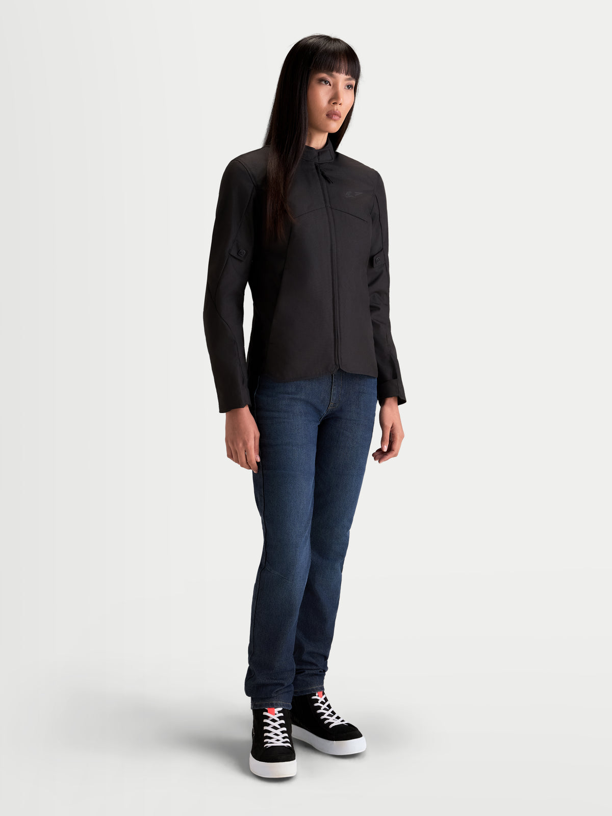 Alpinestars Stella C-1 Waterproof Giacca, giacca da moto urbana da donna in nero, vista anteriore su una modella che indossa abbigliamento casual da moto