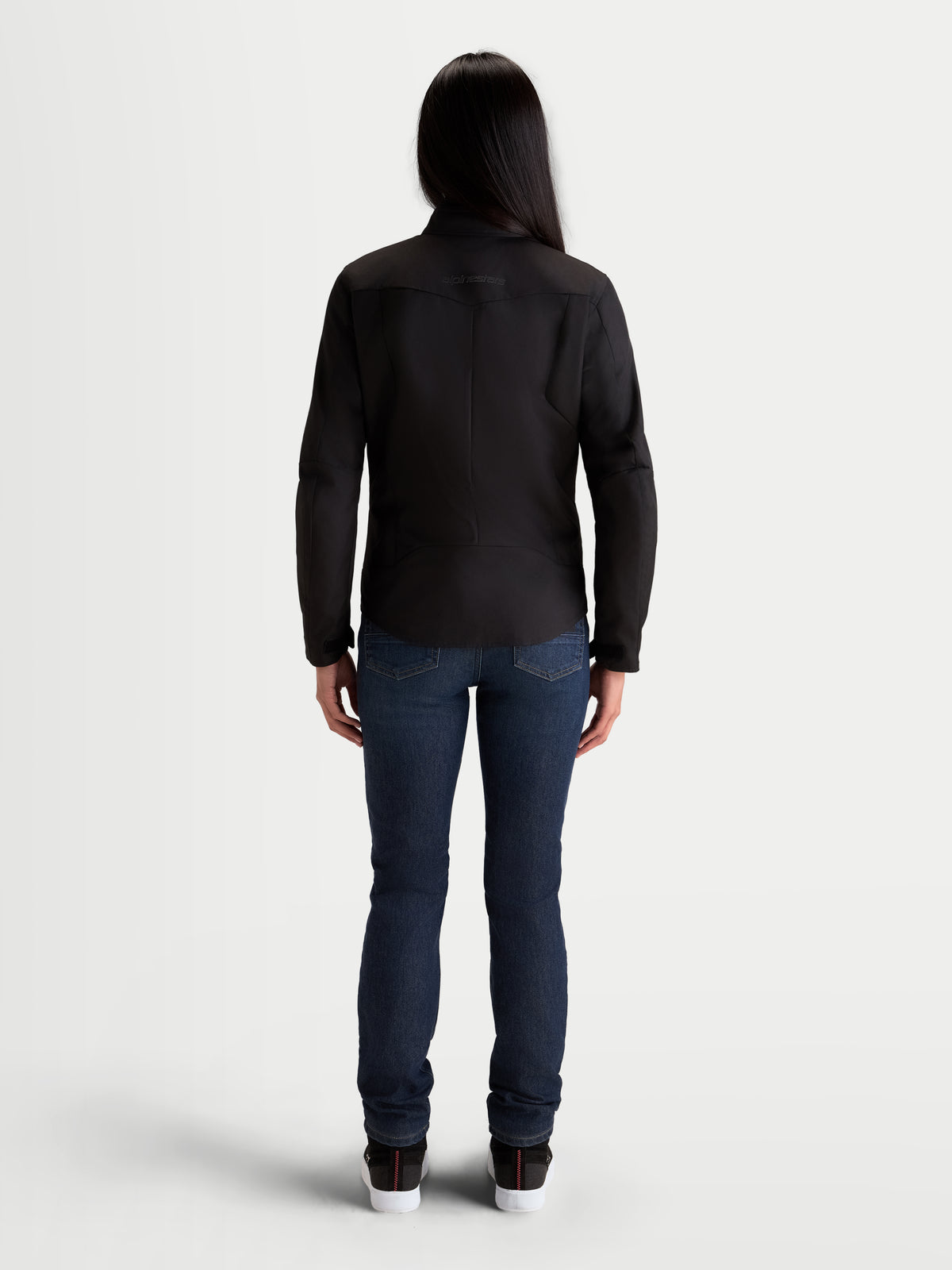 Alpinestars Stella C-1 Waterproof Giacca, giacca da moto urbana da donna, nera, vista posteriore con struttura ergonomica e guscio impermeabile in polyfabric indossata da una modella