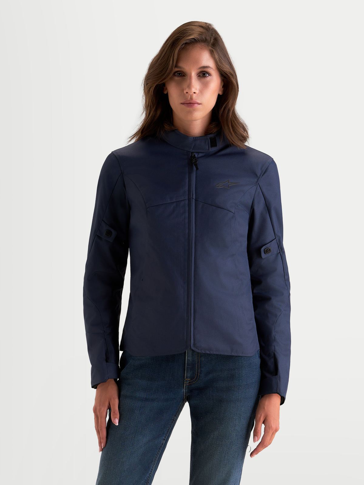 Alpinestars Stella C-1 Waterproof Giacca, giacca da moto urbana da donna, blu, vista anteriore su una modella che indossa abbigliamento protettivo impermeabile