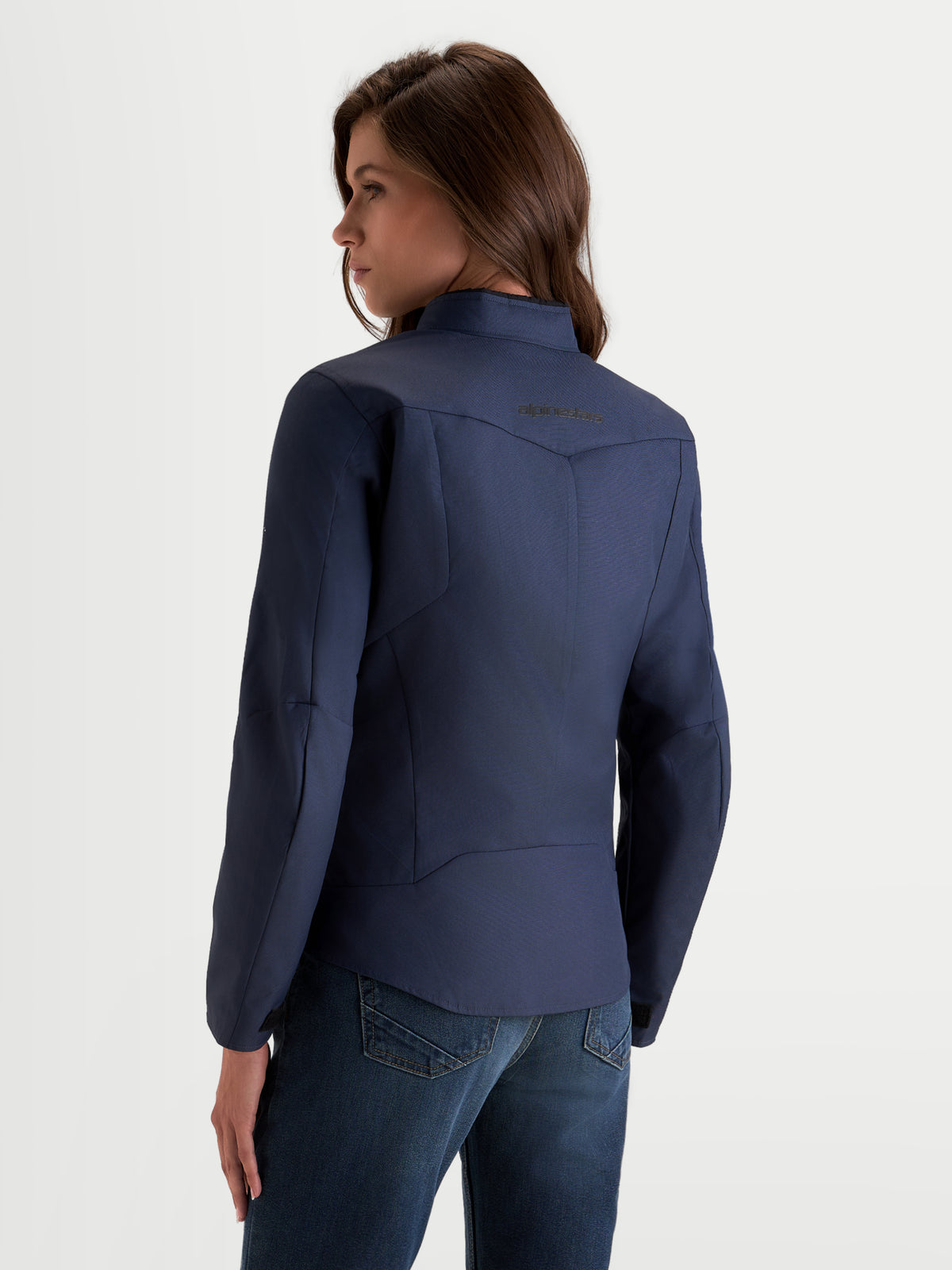 Alpinestars Stella C-1 Waterproof Giacca, giacca da moto urbana da donna in colore blu mood indigo, vista posteriore con struttura posteriore 3D e morbido collo interno indossata da una modella