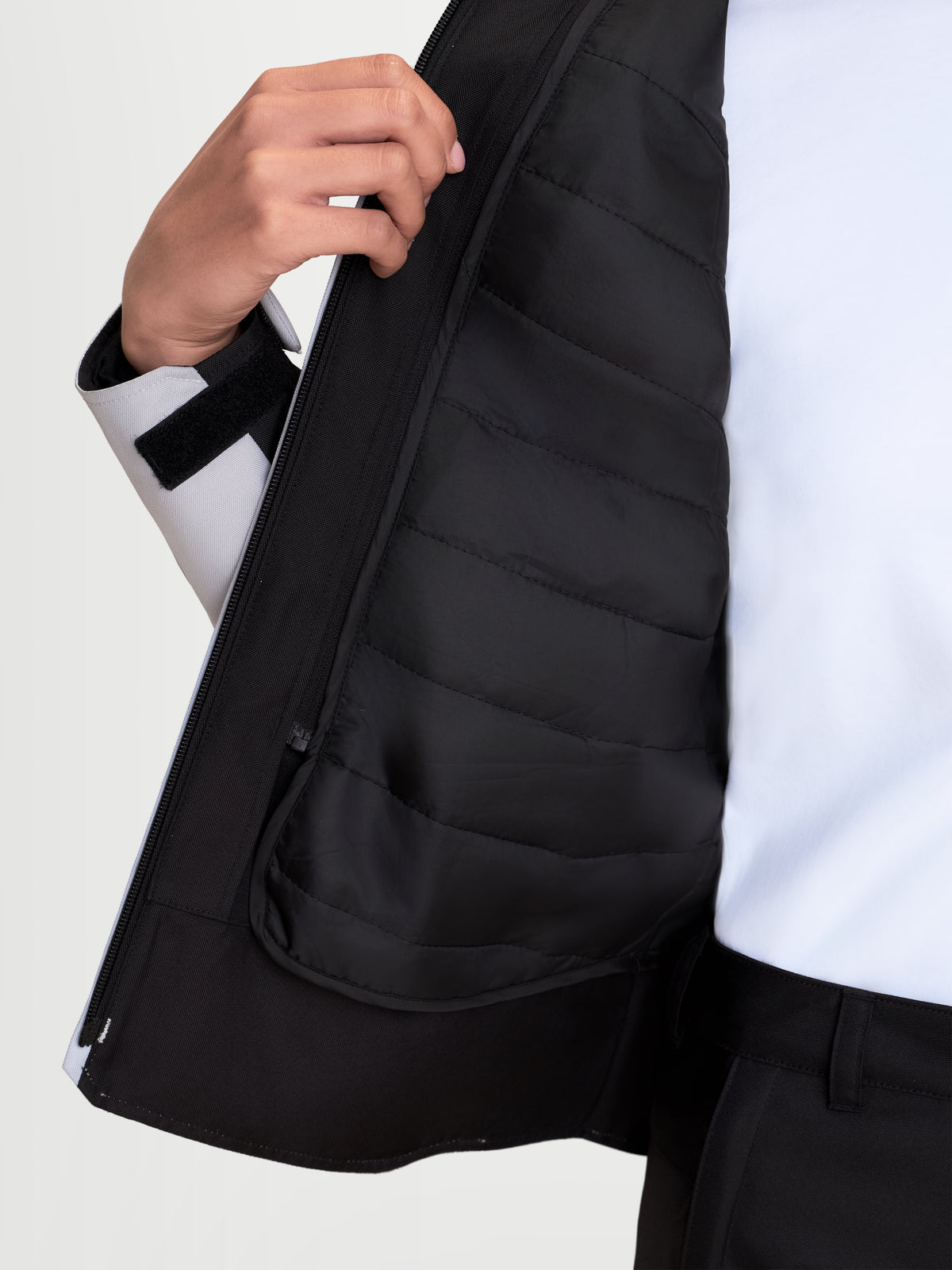 Alpinestars Stella C 1 Waterproof Giacca, giacca da moto urbana da donna in grigio ghiaccio e nero, vista ravvicinata che mostra il gilet termico trapuntato interno e la costruzione della cerniera anteriore indossata da una modella