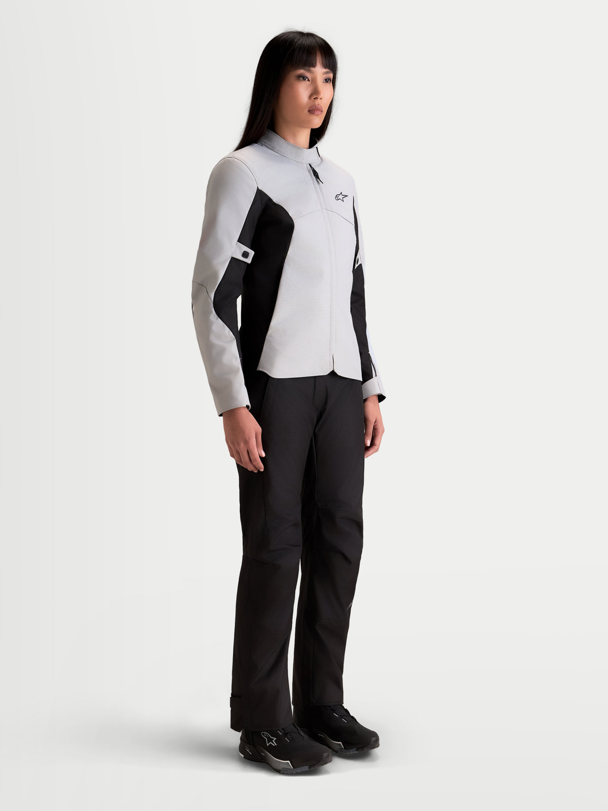 Alpinestars Stella C 1 Waterproof Giacca, giacca da moto urbana da donna in grigio ghiaccio e nero, indossata da una modella che mostra la vestibilità impermeabile da commuting e il colletto morbido
