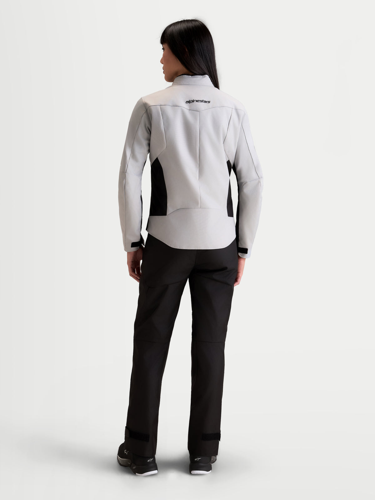 Alpinestars Stella C-1 Waterproof Giacca, giacca da moto urbana in tessuto da donna in grigio ghiaccio e nero, vista posteriore su un modello che mostra la costruzione posteriore e il design impermeabile