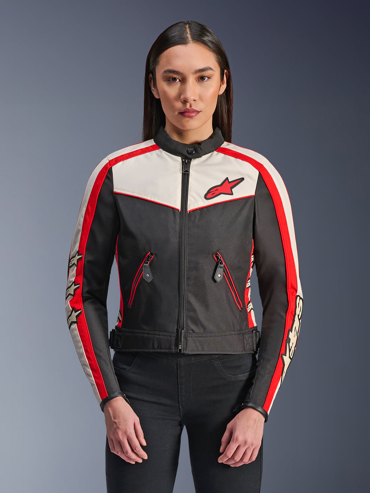 Alpinestars Stella T-Dyno WR Jacket, giacca moto in tessuto da donna, nero, ecru e rosso brillante, design d'ispirazione vintage con cerniera frontale, strisce rosse sulle maniche con loghi a stella e tasche con zip con profili rossi