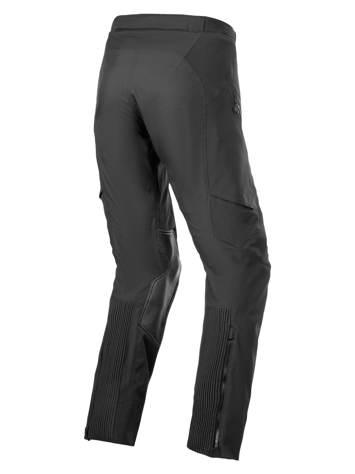 Alpinestars AMT-8 Stretch Drystar® XF Pants, pantaloni da moto adventure touring, nero, vista posteriore a 3/4 con pannelli elastici a fisarmonica sui polpacci, rinforzi interni alle ginocchia in pelle di capra e apertura gamba con cerniera.