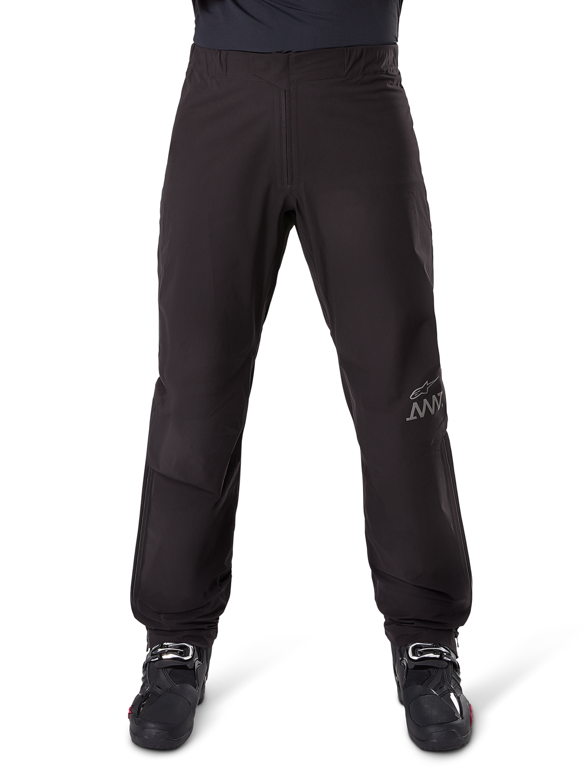 Alpinestars AMT-8 Stretch Drystar® XF Pant Liner, nero, vista frontale indossato con stivali da moto neri, con logo a stella grigio e marchio AMT sulla gamba, abbigliamento da moto versatile impermeabile e antivento