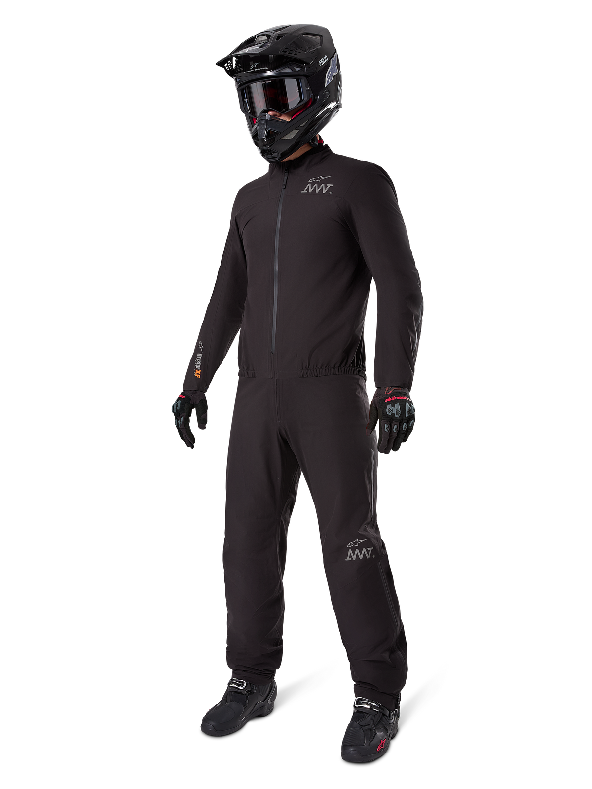 Alpinestars AMT-8 Stretch Drystar XF Liner, completo da touring avventura nero, giacca e pantaloni impermeabili e antivento, abbinato a casco adventure nero, occhiali, guanti e stivali da moto, con loghi AMT e marchio Drystar XF su maniche e gambe.