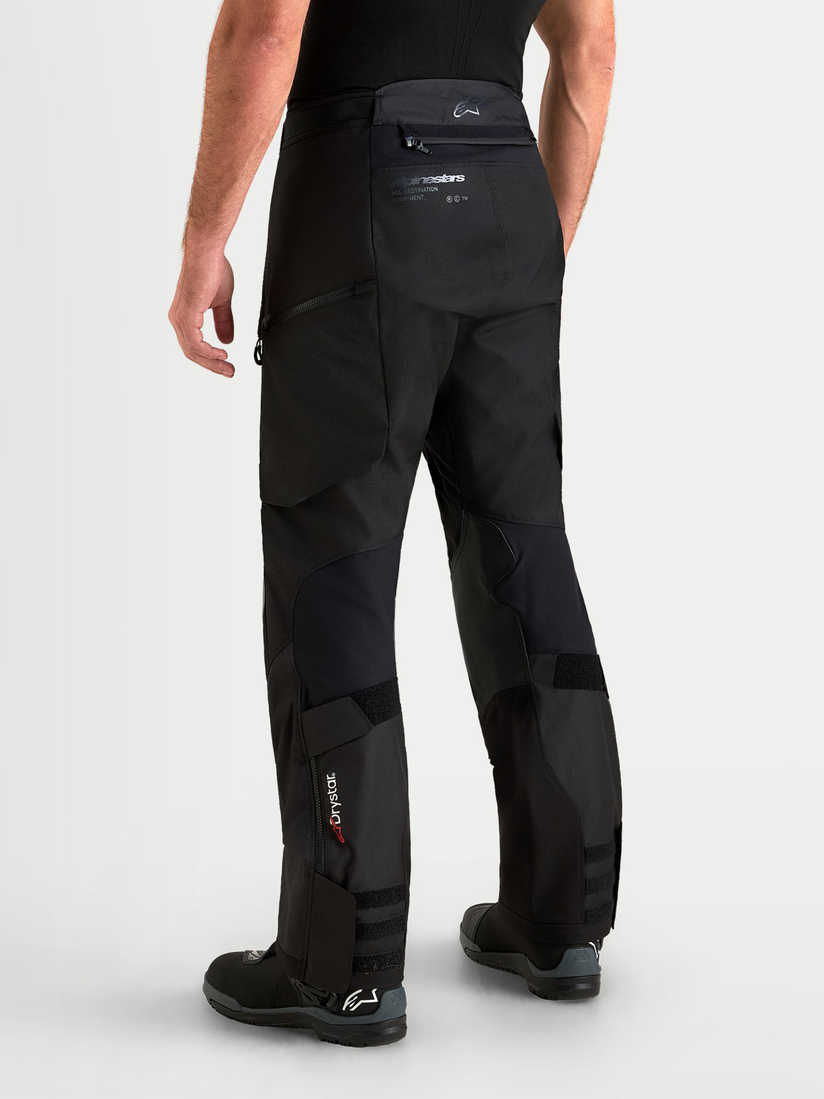 Alpinestars Harok V 2 Drystar Pantaloni, pantaloni da moto adventure da uomo, colore nero, vista posteriore con struttura in ripstop resistente, branding Drystar sulla parte inferiore della gamba e design over-the-boot