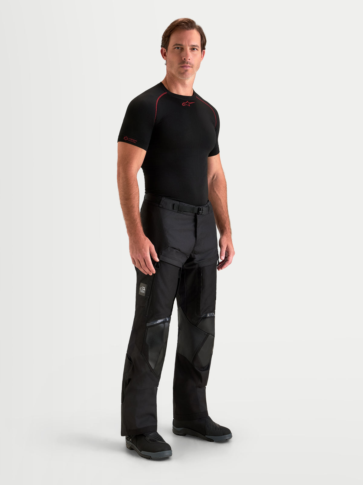 Alpinestars Harok V2 Drystar Pantaloni, pantaloni da moto adventure da uomo in nero, con struttura in ripstop resistente e ventilazione sulle cosce, indossati da un modello
