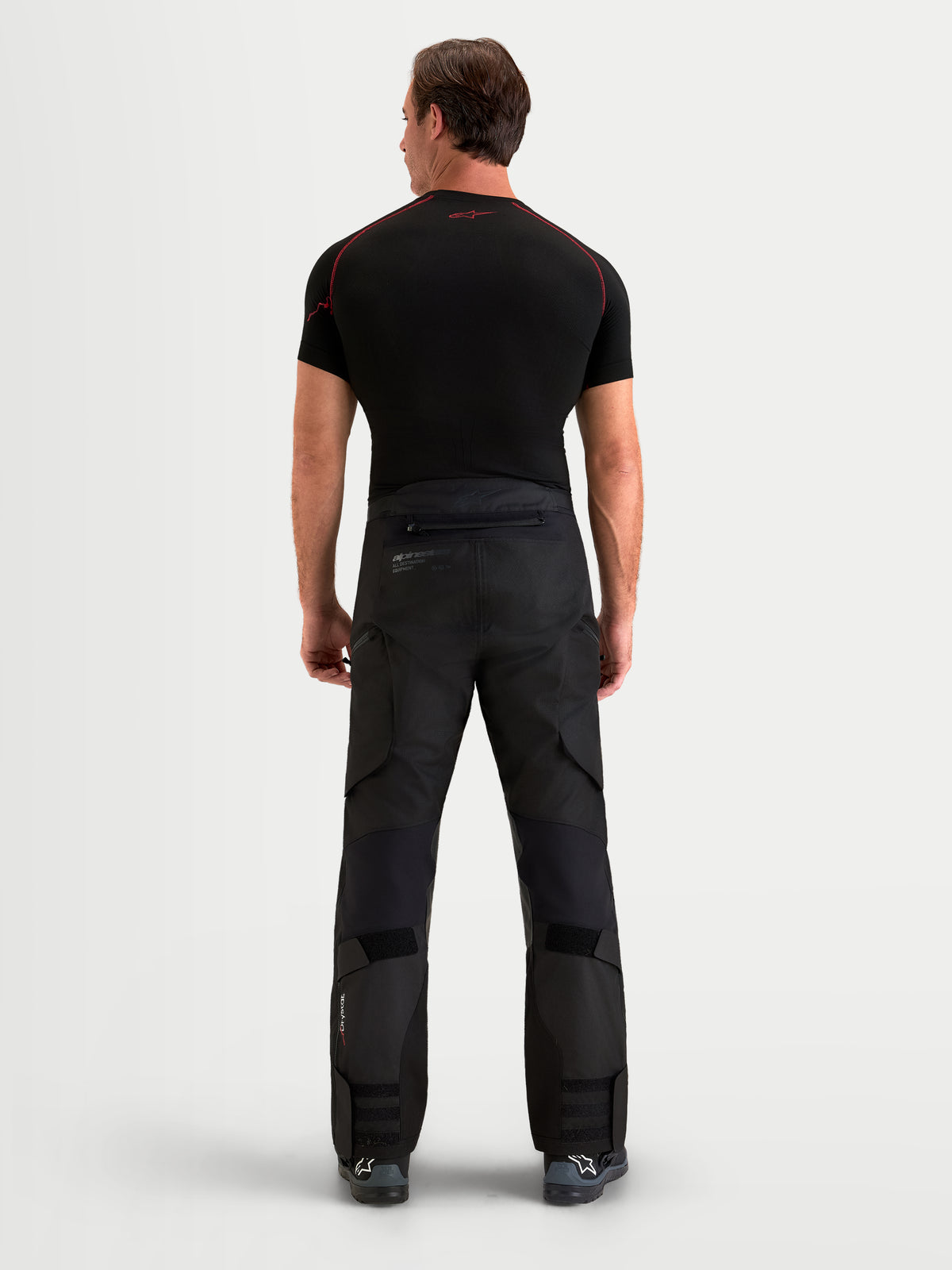 Alpinestars Harok V2 Drystar Pantaloni, pantaloni da moto touring da uomo, nero, con struttura in ripstop, vista posteriore indossati da un modello