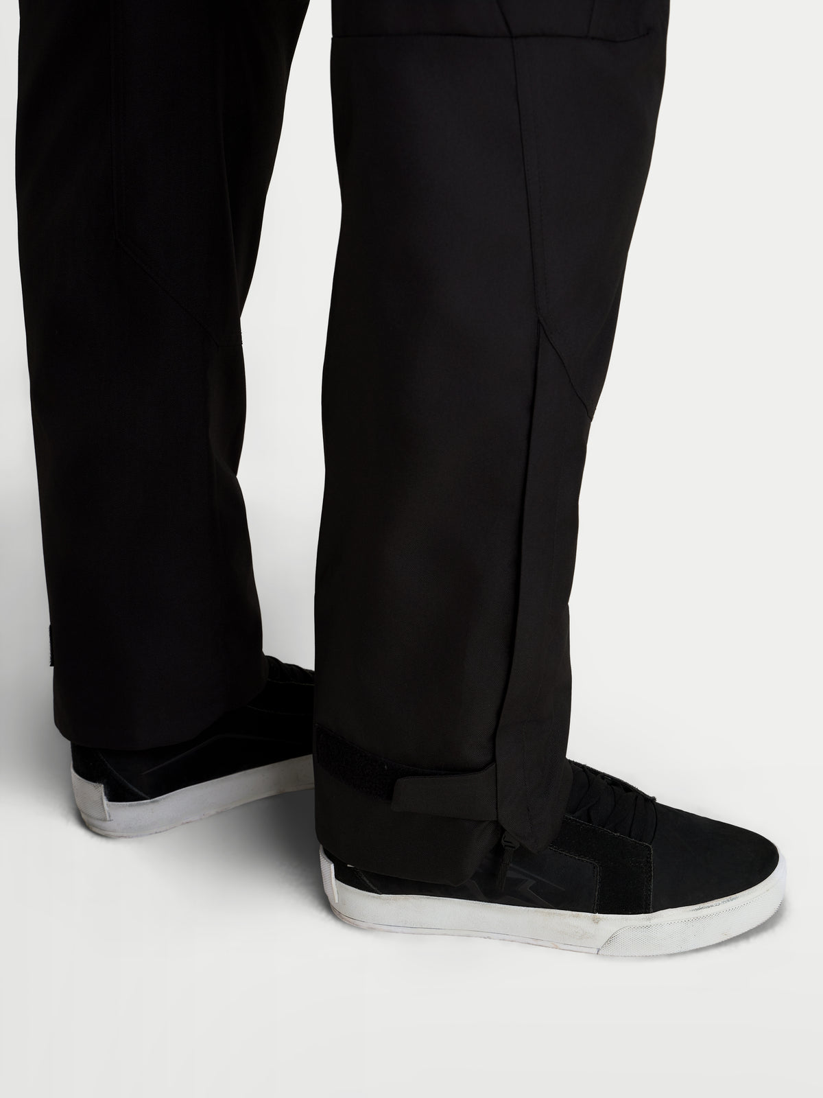 Alpinestars C-1 Waterproof Pantaloni, pantaloni da moto urbani da uomo, colore nero, vista ravvicinata che mostra la costruzione della parte inferiore della gamba con taglio dritto e aperture estese indossate con scarpe da moto
